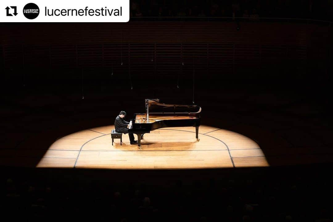 藤田真央さんのインスタグラム写真 - (藤田真央Instagram)「Photos from last night! Such an honer to be back in @lucernefestival  See you very soon all!  全て盛れてて嬉しい #recital #piano」9月3日 21時09分 - maofujita_piano