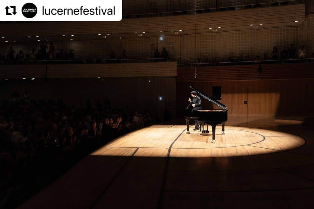 藤田真央さんのインスタグラム写真 - (藤田真央Instagram)「Photos from last night! Such an honer to be back in @lucernefestival  See you very soon all!  全て盛れてて嬉しい #recital #piano」9月3日 21時09分 - maofujita_piano