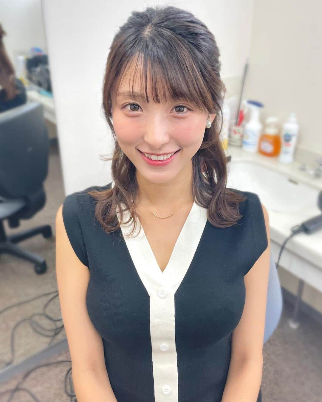 白木愛奈さんのインスタグラム写真 - (白木愛奈Instagram)「今日もご覧頂きありがとうございました！  黒地に白のラインが入った可愛いワンピースでした👗 髪の毛は後ろがバラみたいで可愛い🌹  明日からまた1週間頑張りましょう✨😊  #とびっきりしずおか日曜版 #とびっきりしずおか #衣装」9月3日 21時09分 - shiraki_mana