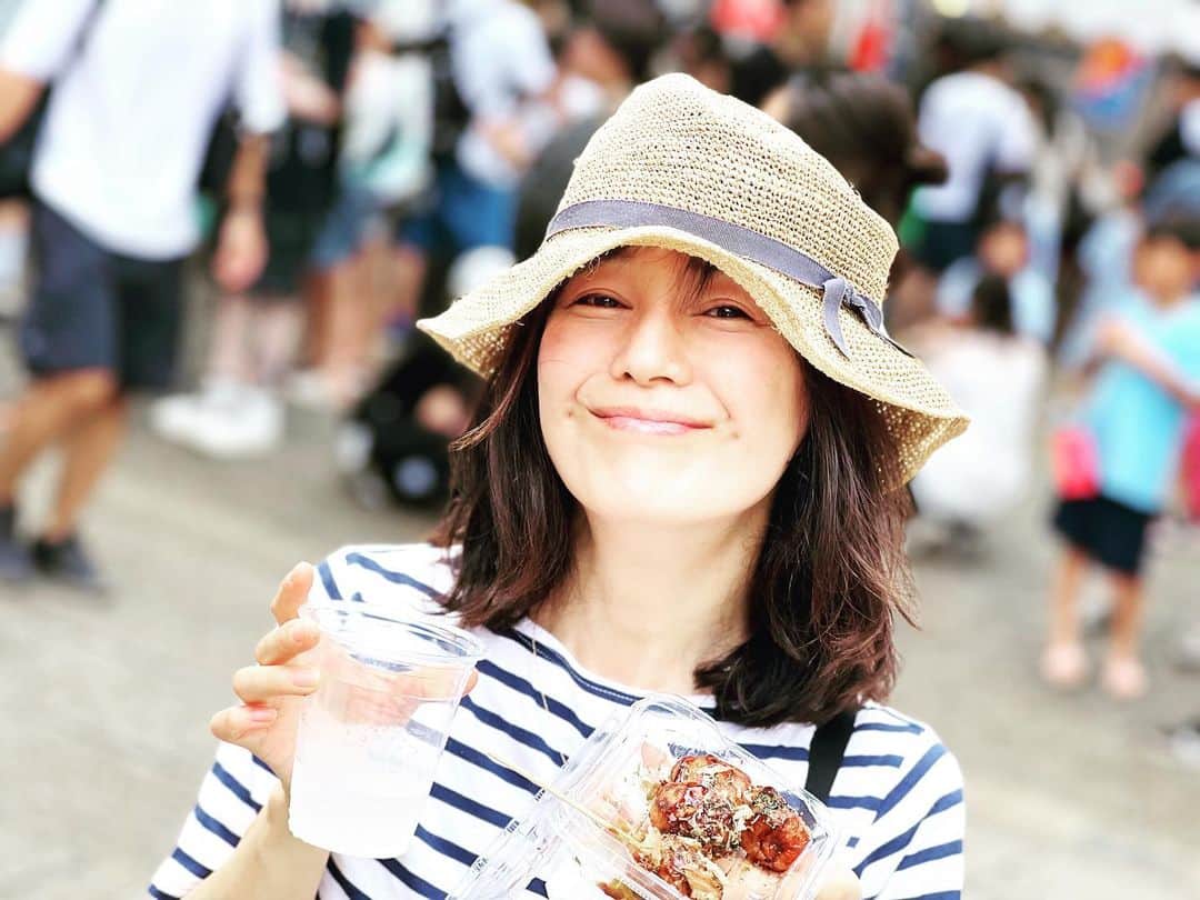 のインスタグラム：「.  お祭り大好き。 日のあるうちに出かけたのは、 久しぶりだったかも。  iPhoneが熱を持ち、 フリーズするくらい暑くて。 ふぅふぅ言いながら、 レモンサワー飲んで、 とうもろこしとたこ焼き食べた◯°」