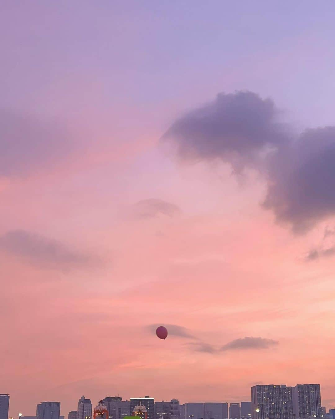 水沢エレナさんのインスタグラム写真 - (水沢エレナInstagram)「8月→９月🌕  Babyとお出かけ🩷 大好きな夏の空🌻 丁度良く冷えた白ワイン🫠 トウモロコシのブラマンジェ🌽 眠いよ🥱 サムギョプサルとピョダギへジャンク☺️ ピザにタバスコにコーラは間違いない🍕 絵のように綺麗な夕焼け🎈  どんどん夏から秋に変わっていくんだろうね   #テラス #ランチ #空 #白ワイン #イタリアン #隠れ家 #お昼寝 #ドライブ #韓国 #韓国グルメ #サムギョプサル #スープ #ピザ #夕焼け  #terrace #wine #winelover #italianfood #삼겹살 #해장국 #pizza #sunset」9月3日 21時21分 - erena_mizusawa_official