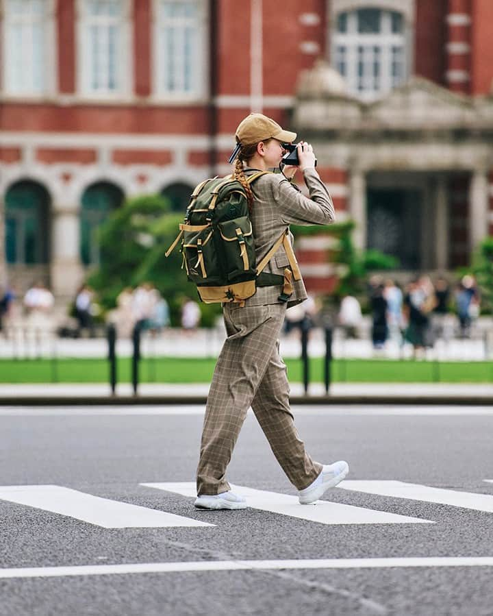 FUDGEさんのインスタグラム写真 - (FUDGEInstagram)「‣ ‣ ‣ずっと夢見てた最高にクールな街に、私はとうとうやってきた。 行きたい場所、やりたい事は山ほどあるから、よろしくね、私の頼れる旅の相棒たち。 大きなバックパックに荷物を詰め込んで、お気に入りのスニーカーを履いて、“Let's enjoy TOKYO” !  〔 Photo 01 〕 ガイドブックに載っていた立ち食い蕎麦も、この旅のTODOリストの中のひとつ。《デカトロン》のバックパックは丈夫なのに軽いから、背負ったまま、“いただきます” ! 日本の9月はまだまだ暑いから、お蕎麦は冷たいの、パンツは短いのをチョイス。そして足元は《ハイテック》のスニーカーでボリュームを加えるのがグッドバランスね!  ✔︎ #バックパック 〰︎ DECATHLON @decathlon.japan  ✔︎ #スニーカー 〰︎ HI-TEC @hitec_japan  ✔︎ #ベスト 〰︎ Gymphlex @gymphlex  ✔︎ #Tシャツ 〰︎ United Athle @united_athle  ✔︎ #ショーツ 〰︎ Marimekko @marimekkojapan  ✔︎ #メガネ 〰︎ propo  ✔︎ #時計 〰︎ CASIO @casiowatches_jp  ✔︎ #ソックス 〰︎ A.P.C. @apc_paris  〔 Photo 02 〕 憧れの東京駅を踏み締めるのにふさわしい、《ホーガン》の上質な一足。 白スニーカーが持つクリーンさにタフなボリューム感が加わった、堂々たる存在感でこの街を歩くのだ! ガイドブックによると「辰野式ルネサンス」と呼ばれるらしい古典的な建築様式の駅舎には、《エル・エル・ビーン》のクラシックなバックパックが似合うでしょ? ✔︎ #バックパック ✔︎ #キャップ 〰︎ ともにL.L.Bean @llbeanjapan  ✔︎ #スニーカー 〰︎ HOGAN @hoganbrand  ✔︎ #ジャケット ✔︎ #パンツ 〰︎ ともにbeautiful people @beautifulpeople_officialsite  〔 Photo 03 〕 すっきりしたフォルムと履きやすさがお気に入りの《ミズノ》のスニーカーと、収納力も色味もグッドな《ザ・ノース・フェイス》のバックパックで、観光やお買い物への備えもばっちり! とはいえお土産で荷物も増えたし、せっかくだから日本のタクシーに乗ってみよう! ドアが自動で開くなんて……こんなところにも“おもてなし”を発見!  ✔︎ #バックパック 〰︎ THE NORTH FACE @thenorthfacejp  ✔︎ #スニーカー 〰︎ Mizuno @mizuno_sportstyle_jp  ✔︎ #Tシャツ 〰︎ GOOD ROCK SPEED @g_rock_s  ✔︎ #スカート 〰︎ nanamica @nanamica  ✔︎ #ネックレス 〰︎ Jouete @joueteofficial  ✔︎ #ソックス 〰︎ 靴下屋 @kutsushitaya_official  ✔︎ #時計 〰︎ CASIO @casiowatches_jp  - - - - - - - - - - - - - - - 『FUDGE』2023年9月号は『 PARIS & LONDON SNAP! パリジェンヌとロンドンガールをスナップ! スナップ!! スナップ!!! 』特集全国の書店、コンビニ、webで人気販売中です！◎ ぜひ最新号をゲットして @fudge_magazine をタグ付けしてくださいね！  《FUDGEの他のアカウントも更新中》 ⌎men'sFUDGE @mensfudge ⌎snap @fudge_snap ⌎online store @fudge_online_store  ⌎friend @fudge_friend  ⌎coffee @fudge_coffee  #fudge #ファッジ #fudge_magazine #洋服好きな人と繋がりたい #服好き #おしゃれ女子 #おしゃれ好き #お洒落好き #お洒落女子 #シャツ」9月3日 21時13分 - fudge_magazine