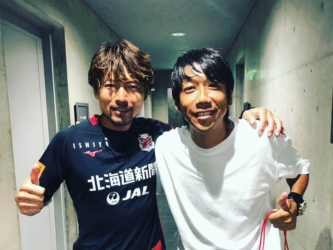 中村憲剛さんのインスタグラム写真 - (中村憲剛Instagram)「: 今週はS級ライセンスの国内研修で北海道コンサドーレ札幌さんのところへ行って参りました‼︎ ⁡ 今週火曜日から昨日のガンバ大阪戦に向けての4日間のトレーニングとガンバ大阪戦に帯同させていただきました。 ⁡ ミシャ監督がトレーニングやミーティング、試合日のロッカールーム含めて全てを見せてくださったので、試合に向けたトレーニングの内容や監督の声の掛け方、試合に向けてのミーティングで何を話すかなど、とても勉強になりましたし、ミシャ監督・スタッフ・選手の皆さんもたくさん話してくれたので、スタッフ・選手それぞれの立場でどう週末の試合に臨んでいくか、それが試合でどう出たのか内容・結果含めてトータルで全てを見ることができたことは本当に大きな学びになりました。 ⁡ ⁡ ミシャ監督はじめスタッフ・選手のみなさん、温かく迎えて入れていただいたこと、感謝しかありません。  とても楽しく充実した時間になりました‼︎ ⁡ 本当にありがとうございました‼︎ ⁡  ⁡#北海道コンサドーレ札幌 #宮の沢白い恋人サッカー場  #札幌ドーム #ナイスゲームでした👏」9月3日 21時29分 - kengo19801031