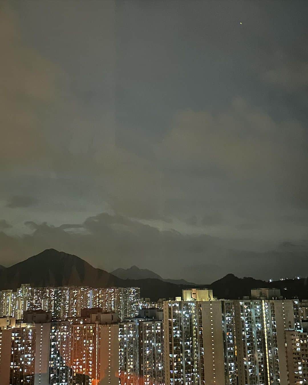 レスレイ・チアンさんのインスタグラム写真 - (レスレイ・チアンInstagram)「After the storm ⛈️  The last pic tho 😂😂😂  #TyphoonSaola」9月3日 21時29分 - lesleychianglove