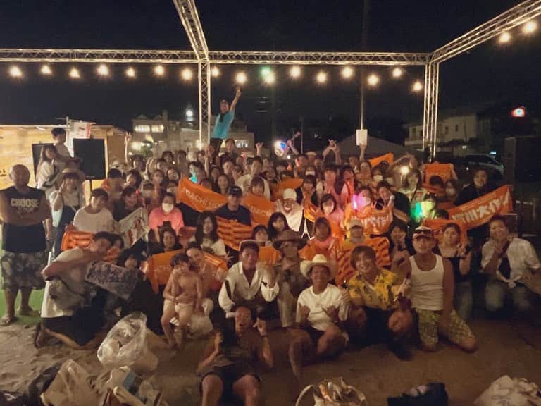 安達勇人のインスタグラム：「初開催のADACHI HOUSE夏合宿2023 in阿字ヶ浦終了しました！！ LIVEあり、花火あり、合宿あり！ 最高の最高の夏合宿になりました✨ あの頃のどこか懐かしい感じ✨ 全面協力いただいた旅館千葉屋さんや本間くん、そしてPONKEY祭に心から感謝を✨ ADACHI HOUSEは一生青春です！ 大人も子供もおじいちゃんおばあちゃんも✨ この阿字ヶ浦という僕らにとっても大切な場所に大切な人達と未来をつくっていきます✨  #ADACHIHOUSE夏合宿」