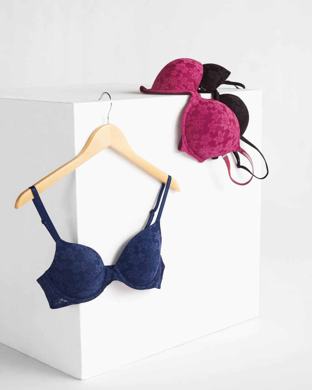 Victoria's Secret PINKのインスタグラム：「This week’s Self-Care Sunday includes buying our #1 Bra for only $20. Shop the Wear Everywhere Collection and start the week off with a little treat for yourself.」