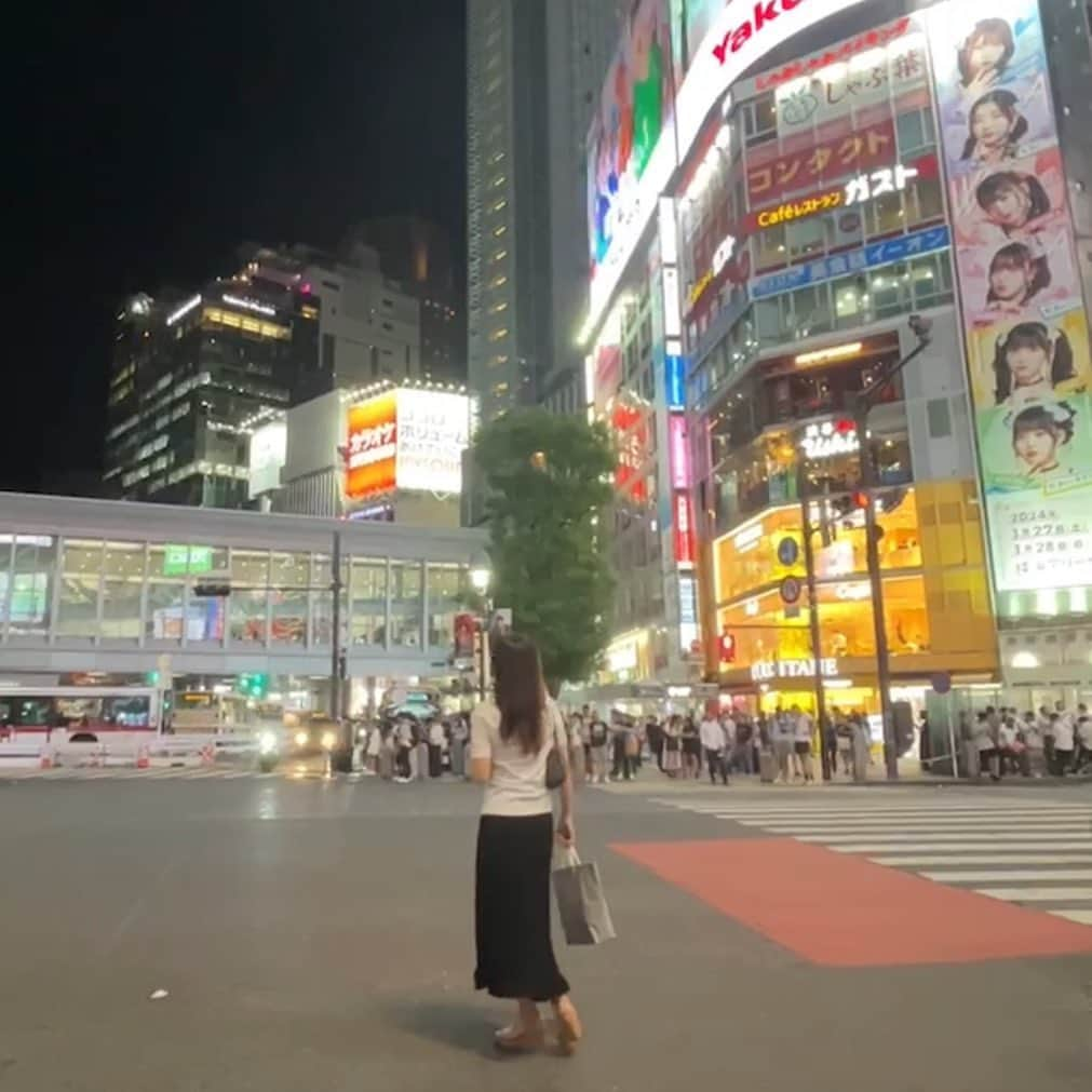 Hoshinokeiのインスタグラム：「久しぶりの渋谷なので スクランブル交差点で 撮ってみました☺️  いつもいいね ありがとうございます🩵 #渋谷#スクランブル交差点 #おやすみなさい」