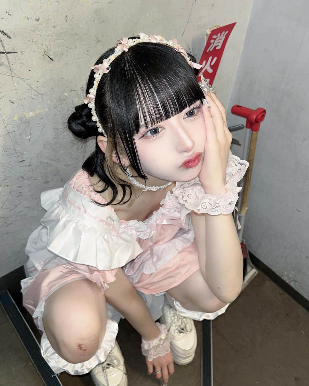 狐波ろんのインスタグラム：「働かなさそーにみえて働くメイドのフリした駄メイド  . #駄メイド #メイド #コンカフェ嬢 #黒髪ぱっつん」