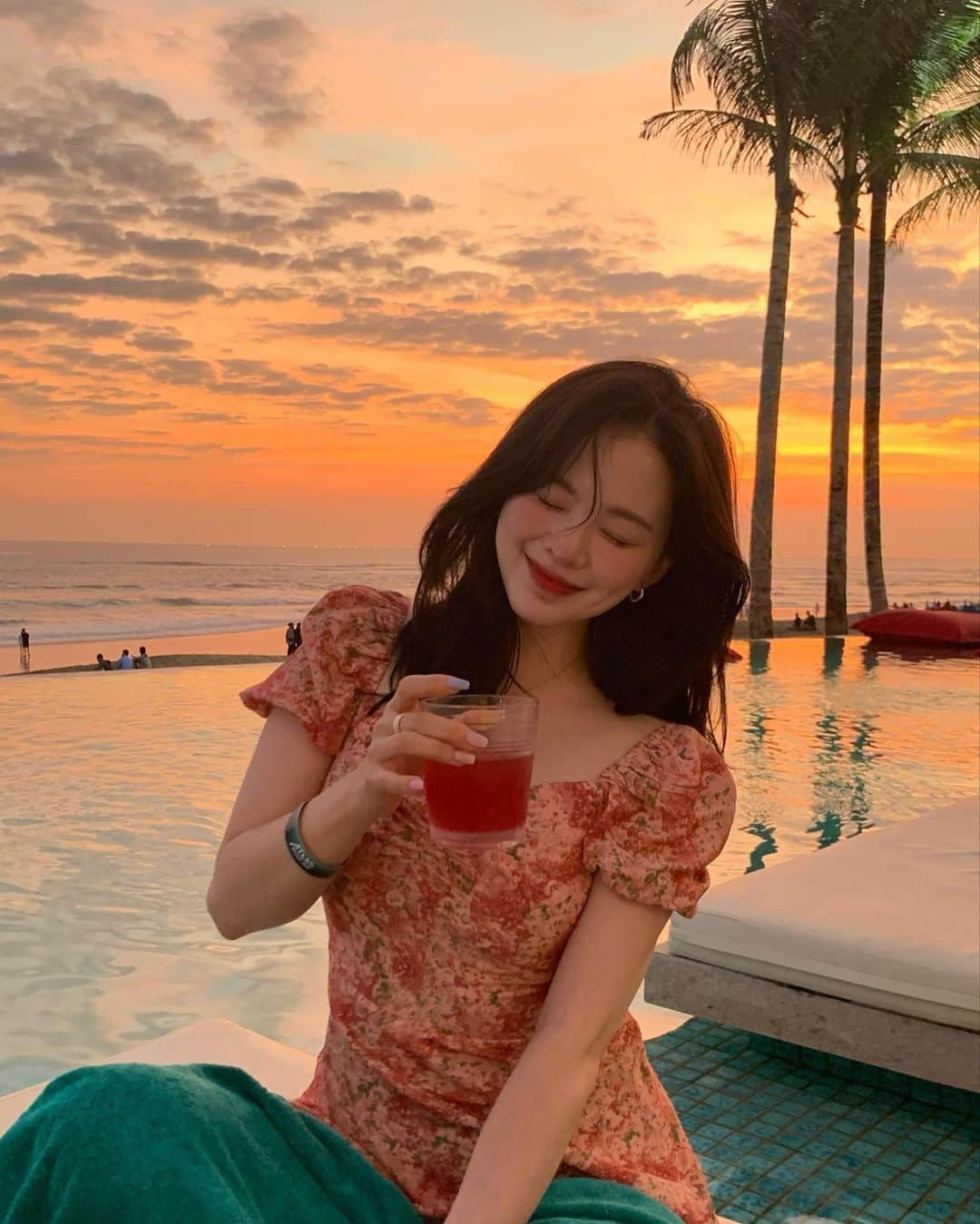 ハヌルさんのインスタグラム写真 - (ハヌルInstagram)「썬셋 비치클럽 필수🔥 여긴 새로생긴 #atlasbeachclub 시설도 완전 깨끗하고 크고 ㅋㅋ 직원분들도 진짜 친절 감동받았자나..🥹  또 사진은 얼매나 잘나오는지 술도 맛있고 행복하다 오늘❤️  #발리 #하늘이의여행뿌셔☁️」9月3日 21時23分 - haneulina