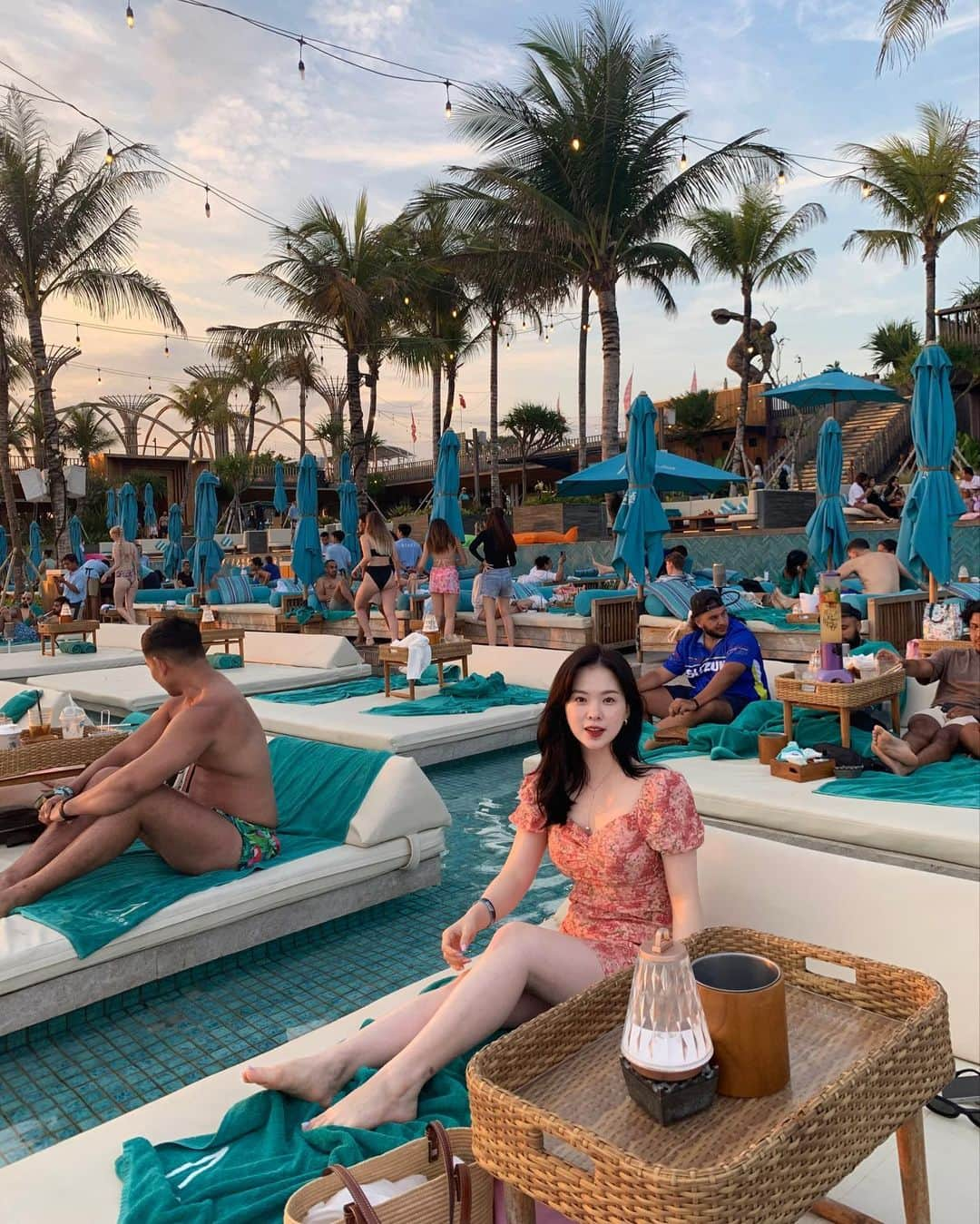 ハヌルさんのインスタグラム写真 - (ハヌルInstagram)「썬셋 비치클럽 필수🔥 여긴 새로생긴 #atlasbeachclub 시설도 완전 깨끗하고 크고 ㅋㅋ 직원분들도 진짜 친절 감동받았자나..🥹  또 사진은 얼매나 잘나오는지 술도 맛있고 행복하다 오늘❤️  #발리 #하늘이의여행뿌셔☁️」9月3日 21時23分 - haneulina