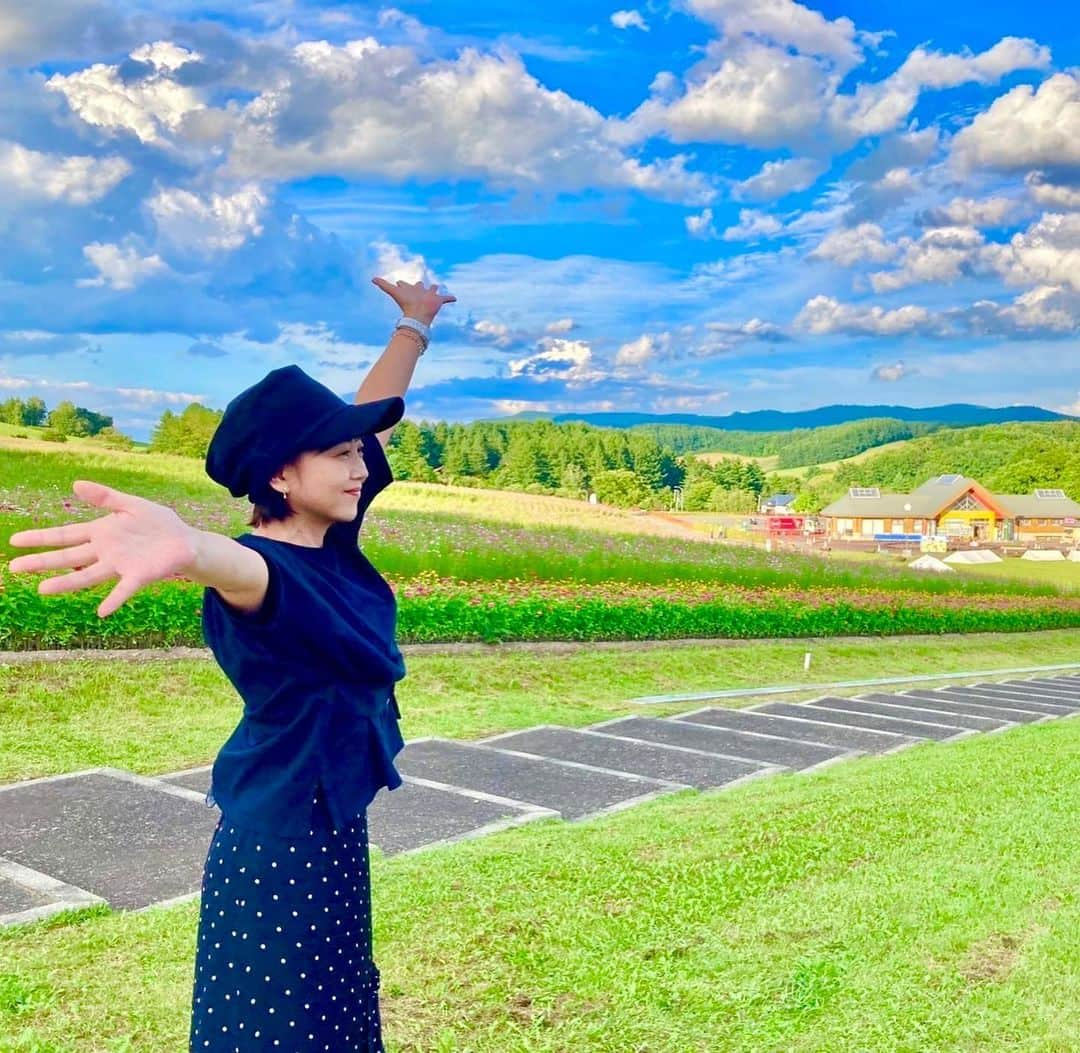 浅香唯さんのインスタグラム写真 - (浅香唯Instagram)「北海道💕 北海道は遠軽町にお邪魔しました😊 太陽の丘コスモスフェスタ2023に出演させていただきましたよ✨  秋桜に囲まれて、一足お先に秋の気配を感じれるなんてステキ💓と思ってたけど…  いやいや、ステージ中も驚くほどめちゃくちゃ暑くて…息切れ寸前の私でした🥵 でも何より会場に来ていたお客さまの方が心配だったよ〜💦ずっと炎天下だったしね😫 皆さん、無事であったことを願います🙏  あまりの暑さにコスモスもまだ六部咲きらしいけど、コスモス一面の広場は迫力あって綺麗だったな〜✨ そうそう、コスモス広場にある「愛の鐘🔔」も鳴らしてきた〜😁愛と平和を願って💕  青空もキレイで空気も美味しくて、ご飯も美味しくて、何より遠軽町の人が優しくて😊 ホントに良い一日でした🥰  遠〜くから足を運んでくれたファンの皆様も〜💖応援ありがとうございました🎉 うん‼️心強かった🤩👍  #浅香唯  #北海道 #遠軽町  #太陽の丘  #コスモスフェスタ #秋の気配  #まだまだ暑い  #ありがとう #感謝」9月3日 21時24分 - yui_asaka_official