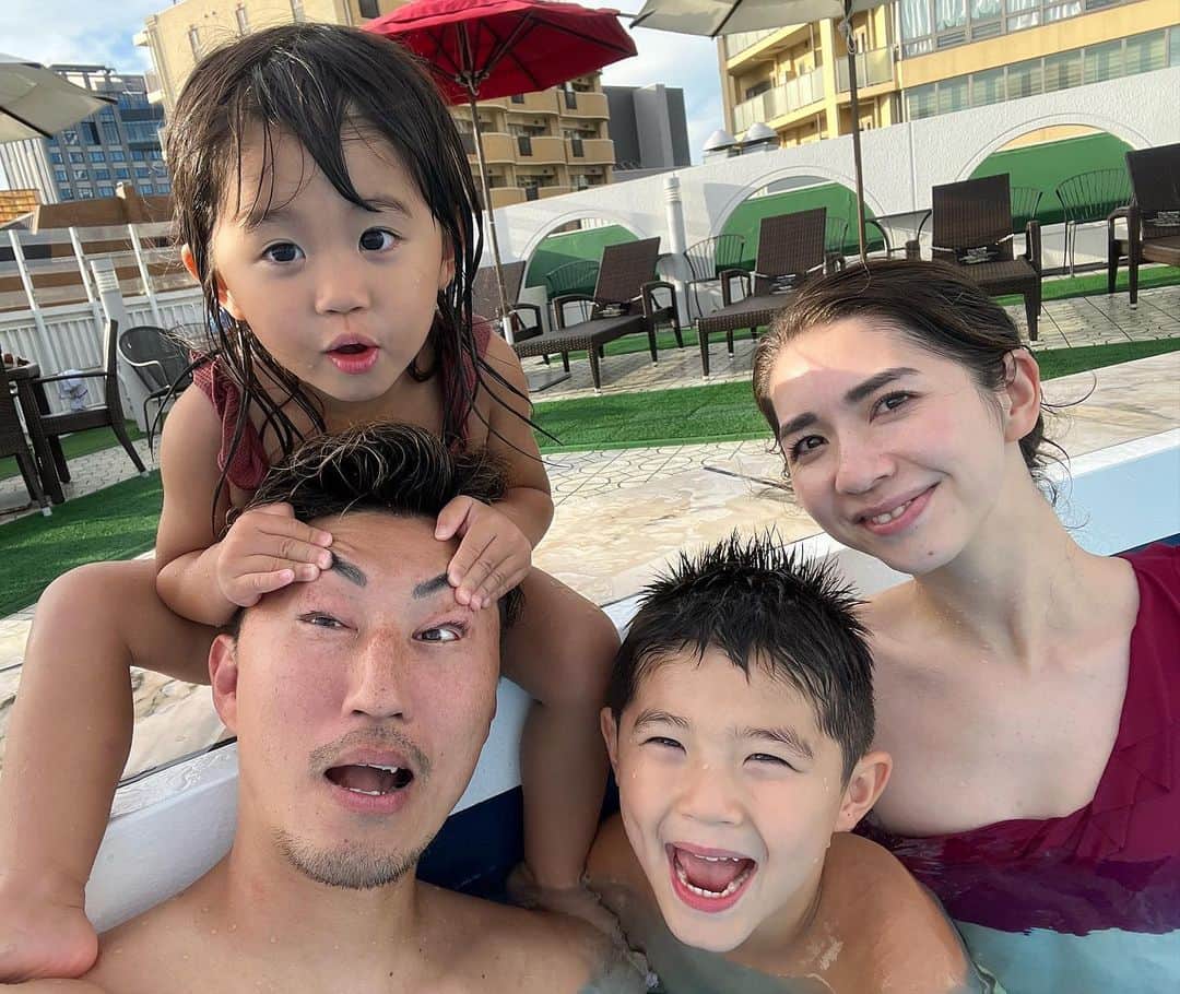 山崎秀晃のインスタグラム：「ママ誕生日旅🎂 時が経つのは早いもので、キッズ達もできて賑やかに毎日を過ごすしてます🤗 家事も何もしないで偉そうな旦那ですが、日々感謝の気持ちで生きております。 おめでとう御座いますありがとう御座います🙇‍♂️ #サプライズとかのやり方は忘れました #happybirthday #山崎family」