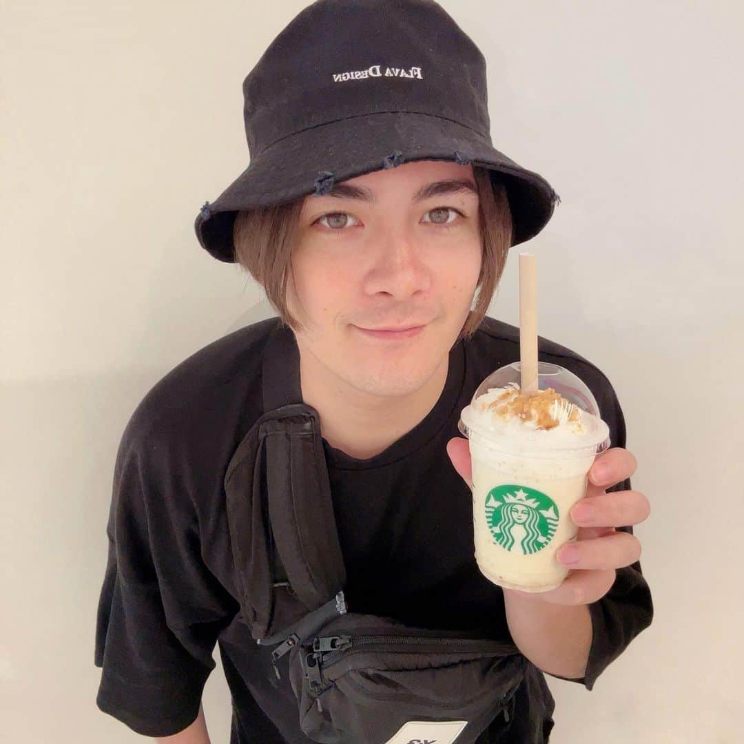 冨森ジャスティンのインスタグラム：「こりゃうまい😋 #おさつバターフラペチーノ」