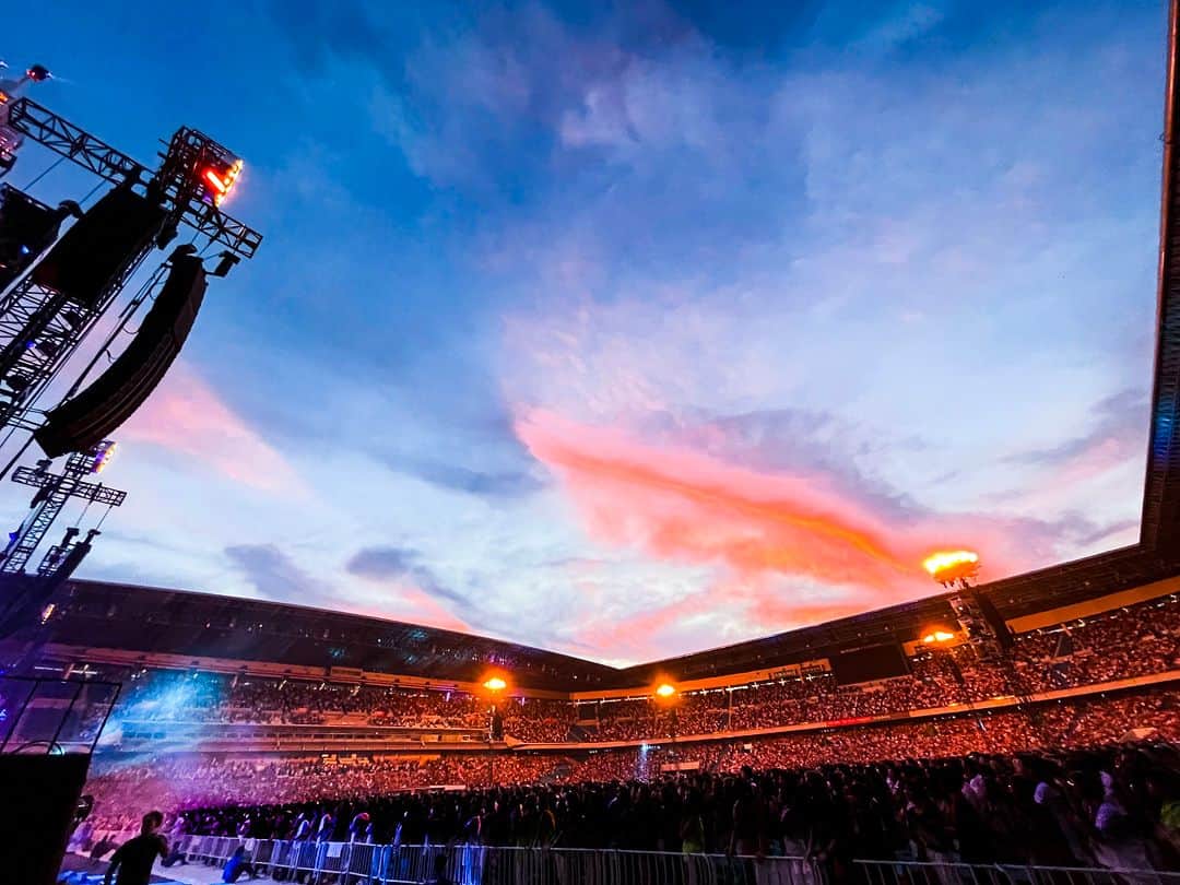 B’zのインスタグラム：「B’z LIVE-GYM Pleasure 2023 -STARS- at NISSAN STADIUM  THANK YOU!!  #Bz  #Bz35th  #Pleasure2023  #STARS #日産スタジアム」