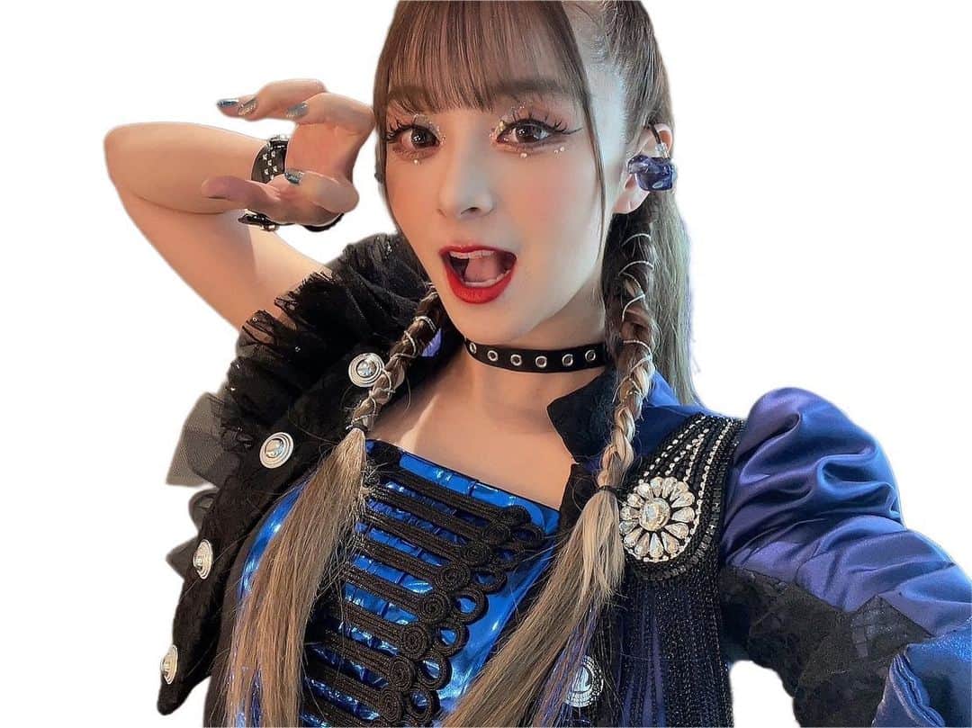 MARiAのインスタグラム：「そしておNew の船長服お披露目でした✨🫶🏻  いかがですかな？💙  カタチ可愛すぎてテンション上がりました🥺  バタバタで全身写真撮り逃した またいつか🥺  #GARNiDELiA #ガルニデ　#MARiA #衣装　#ガルニデss2023  #stellaship」