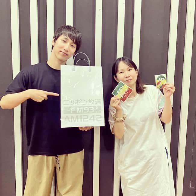 加藤千恵のインスタグラム：「【ラジオ】「朝井リョウと加藤千恵のオールナイトニッポン0」#akann0 をお聴きくださったみなさま、ありがとうございました。 radikoだと約一週間ほど聴けるみたいなので、もしご興味ある方はよかったら。でもためになる話などは一切出てきません。 朝井くんと話すのは楽しい。お腹痛くなることもあるし、まったく理解できない部分も（多々）あるけど、でも本当に楽しいんだよなあということを、改めて実感していた時間でした。ラジオをまたやらせていただけて嬉しかったです。 写真は公式Twitter（はいはい、Xですよね）があげてくださっていたものですが、朝井くんが半目です。数枚撮ったはずなのに。。。」