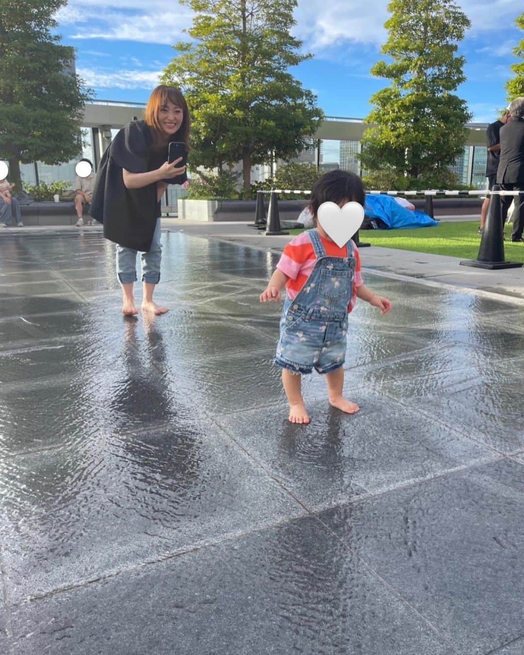 三秋里歩（小谷里歩）のインスタグラム：「. 娘を撮影している時の私って、 まわりから見ると 完全に親バカなんだろうな…🦭 . 最近おやつを無限に どーぞしてくれるようになりました😊💦 あまりにも連続でぽいぽいくれるから 食べたふりして 手に隠しもつこともあります😊💦 あとでちゃんと自分のペースで ゆっくりいただいています🙇‍♀️🍪 . ちなみに… 一度自分の口に入れたものを出して どーぞしてくれる時もあるけど、 拒否はできません😊💦 なにがなんでも口に押し込んできます🩶」