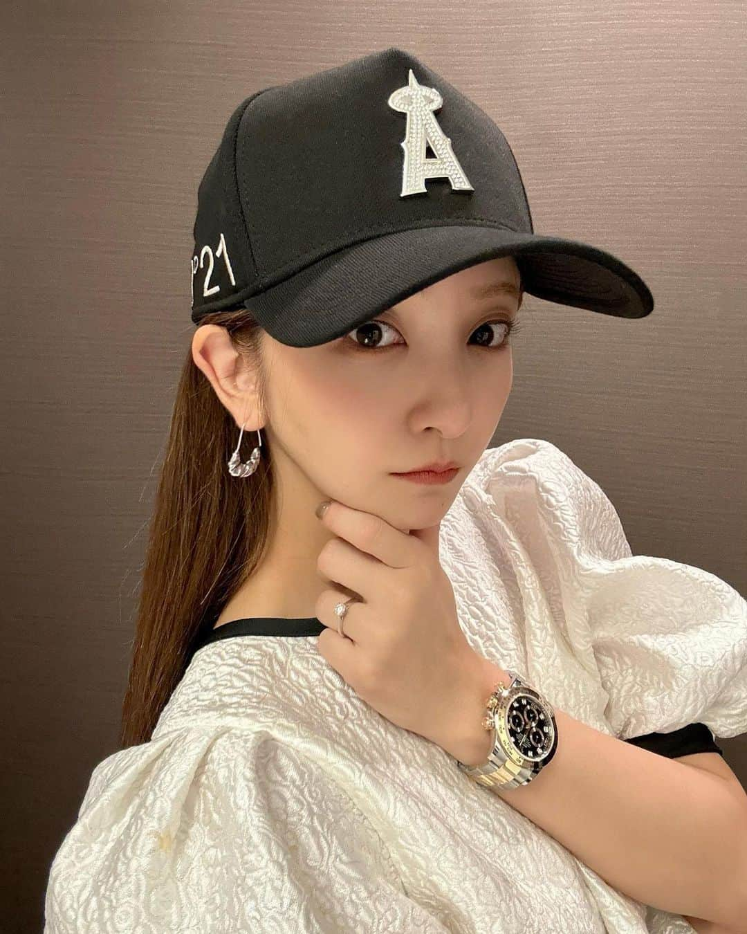 板野友美さんのインスタグラム写真 - (板野友美Instagram)「N°21×MLB×NEW ERA トリプルコラボ🧢  せっかくなので🙋🏻‍♂️と♪ ほぼ、間違いさがし。笑 　 なんまいめ？😳  #N21xMLB #N21xMLBxNEWERA #GARAGEVENTUNO  #N21 @numeroventuno @tanakataki」9月3日 21時34分 - tomo.i_0703