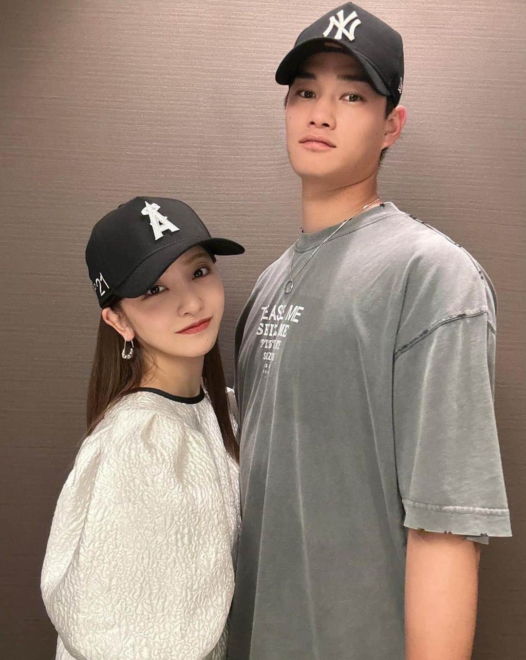 板野友美さんのインスタグラム写真 - (板野友美Instagram)「N°21×MLB×NEW ERA トリプルコラボ🧢  せっかくなので🙋🏻‍♂️と♪ ほぼ、間違いさがし。笑 　 なんまいめ？😳  #N21xMLB #N21xMLBxNEWERA #GARAGEVENTUNO  #N21 @numeroventuno @tanakataki」9月3日 21時34分 - tomo.i_0703