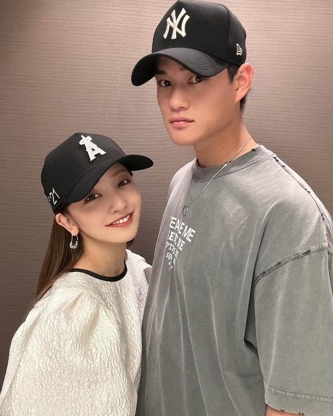 板野友美さんのインスタグラム写真 - (板野友美Instagram)「N°21×MLB×NEW ERA トリプルコラボ🧢  せっかくなので🙋🏻‍♂️と♪ ほぼ、間違いさがし。笑 　 なんまいめ？😳  #N21xMLB #N21xMLBxNEWERA #GARAGEVENTUNO  #N21 @numeroventuno @tanakataki」9月3日 21時34分 - tomo.i_0703