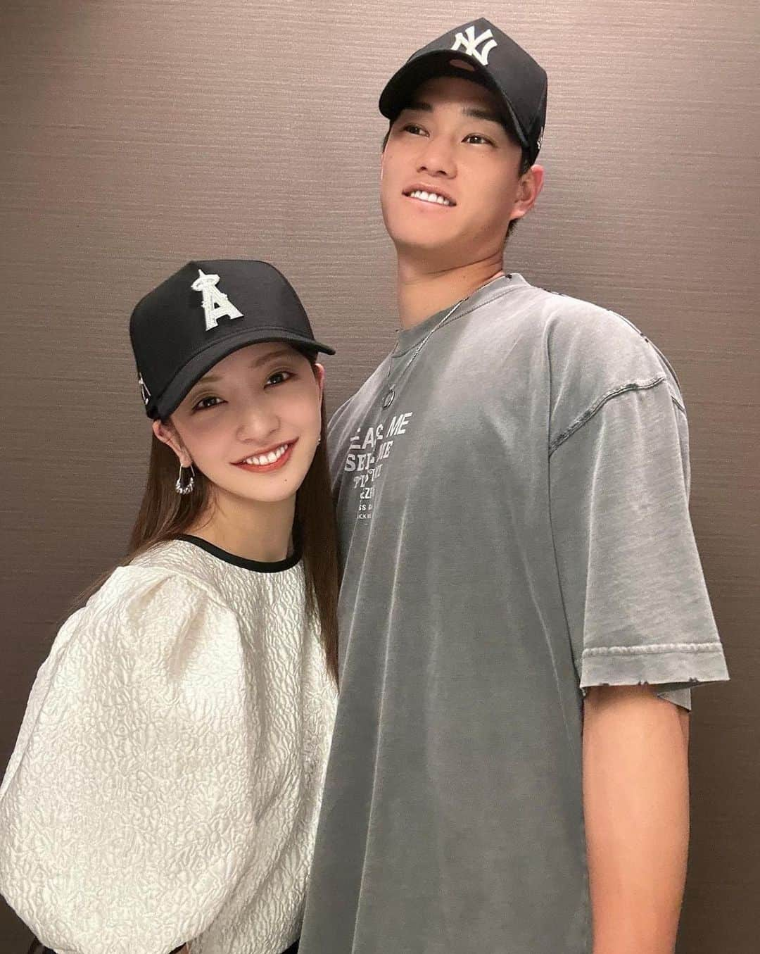 板野友美さんのインスタグラム写真 - (板野友美Instagram)「N°21×MLB×NEW ERA トリプルコラボ🧢  せっかくなので🙋🏻‍♂️と♪ ほぼ、間違いさがし。笑 　 なんまいめ？😳  #N21xMLB #N21xMLBxNEWERA #GARAGEVENTUNO  #N21 @numeroventuno @tanakataki」9月3日 21時34分 - tomo.i_0703