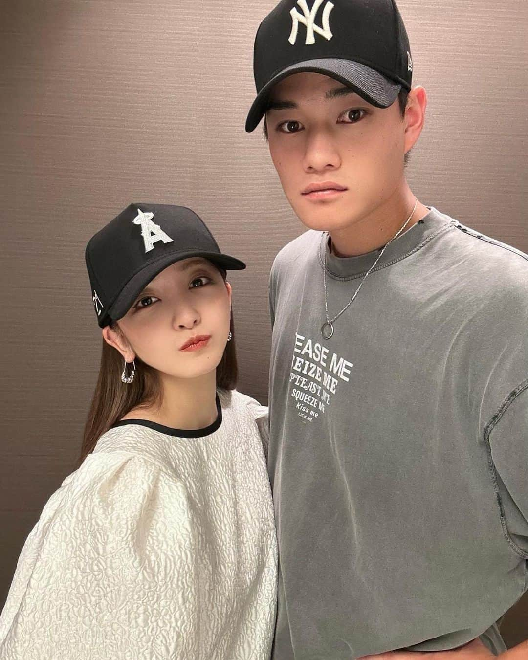 板野友美さんのインスタグラム写真 - (板野友美Instagram)「N°21×MLB×NEW ERA トリプルコラボ🧢  せっかくなので🙋🏻‍♂️と♪ ほぼ、間違いさがし。笑 　 なんまいめ？😳  #N21xMLB #N21xMLBxNEWERA #GARAGEVENTUNO  #N21 @numeroventuno @tanakataki」9月3日 21時34分 - tomo.i_0703