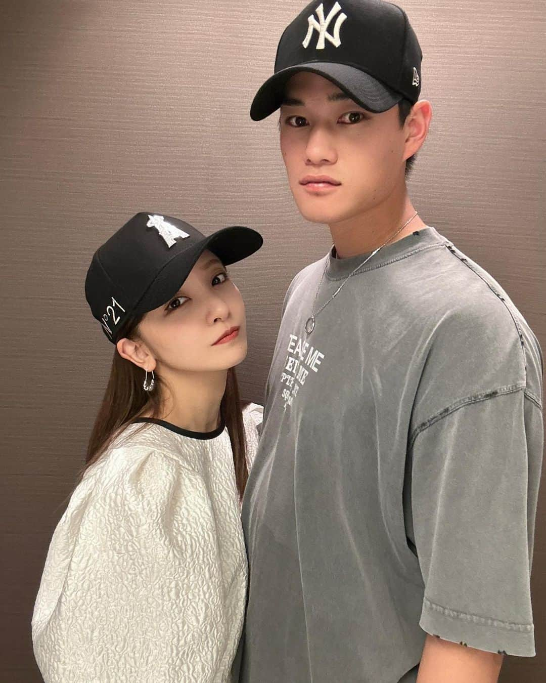 板野友美のインスタグラム：「N°21×MLB×NEW ERA トリプルコラボ🧢  せっかくなので🙋🏻‍♂️と♪ ほぼ、間違いさがし。笑 　 なんまいめ？😳  #N21xMLB #N21xMLBxNEWERA #GARAGEVENTUNO  #N21 @numeroventuno @tanakataki」