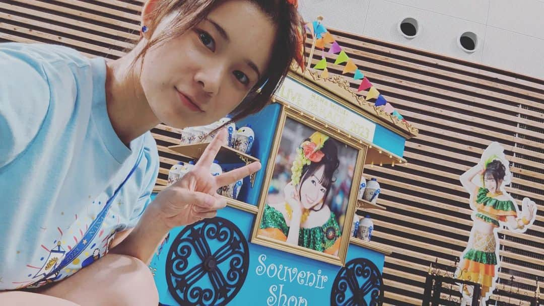 真田まことのインスタグラム：「水樹奈々さんのLIVEに行ってきました〜！！😍😍😍😍😍 ⁡ ⁡お奈々様に出会って約15年…。ずっとずっと大好きなんです🥺🥺🥺⁡ ⁡⁡ ⁡4年振りの声出し解禁！！！⁡ 最高に最高すぎました…⁡ ⁡ほんとに尊い🤦‍♀️💓⁡ ⁡今回は久しぶりに全身フル装備にて参戦！やっぱり全力で推すって最高に楽しい！！⁡⁡ 今は少し落ち着きましたが、昔は大閃光折りまくってたのが懐かしい〜笑⁡ ⁡⁡ ⁡ #水樹奈々 #LIVE #推し活  #推し事 ⁡⁡」