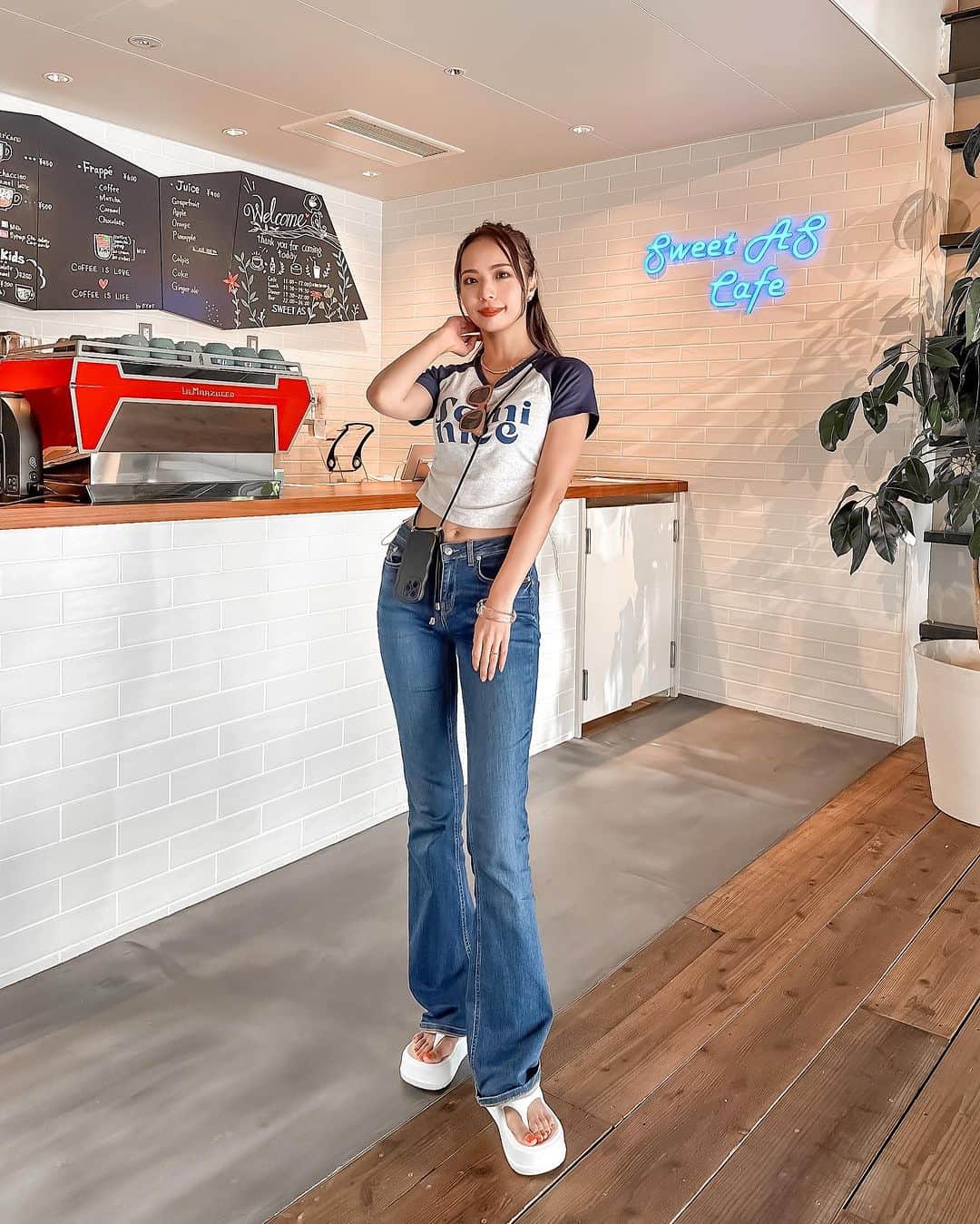のインスタグラム：「ꔛ 𝙀𝘼𝙏&𝘿𝙍𝙄𝙉𝙆+𝙎𝙋𝙊𝙍𝙏𝙎 ✰✰ ꔛ 〖山口県長門市〗このカフェ凄くない？！ スワイプして写真全部見て欲しい🥹💓  トランポリン、ボルタリング、 バスケコート、キッズスペース、、 全部カフェの中にある✨  天井が高くて席も広々してて めっちゃ居心地よかった🥰  コーデの詳細は最後の画像に🫶🏼  𖣰 @sweetasnagato ・ 山口県長門市仙崎313-1 ꕤ 平日11:00-0:00｜土日10:00-0:00  ꔛ  tops : @shein_japan denim : @zara sandal : @shein_japan  🏷 #sweetas #スイートアズ #長門市 #長門カフェ #山口県カフェ #山口県 #shein購入品 #高身長コーデ  ꔛ」