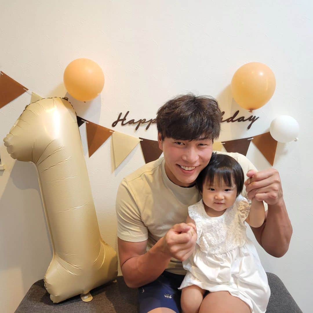 清水邦広さんのインスタグラム写真 - (清水邦広Instagram)「コリちゃん1歳になりました！ 成長がはやくて 恋しくて 毎日幸せです！！ いつもたくさんのプレゼント ありがとうございます！！ コリちゃんもめちゃめちゃ喜んでます！」9月3日 21時41分 - gorikuni0811