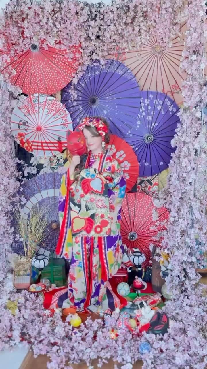 のインスタグラム：「@snowinphoto の姫羽織👸 本当にお姫様になったみたい❤️  初めて姫羽織を着たのは確か…7歳だったかな？ 雰囲気違う🩷 今度昔からのと一緒に載せよーっと😉   #七五三  #着物  #七五三フォト  #撮影会  #可愛い  #スタジオ  #フォトスタジオ  #スタジオ撮影  #着物女子  #着物コーディネート  #着物コーデ  #姫」