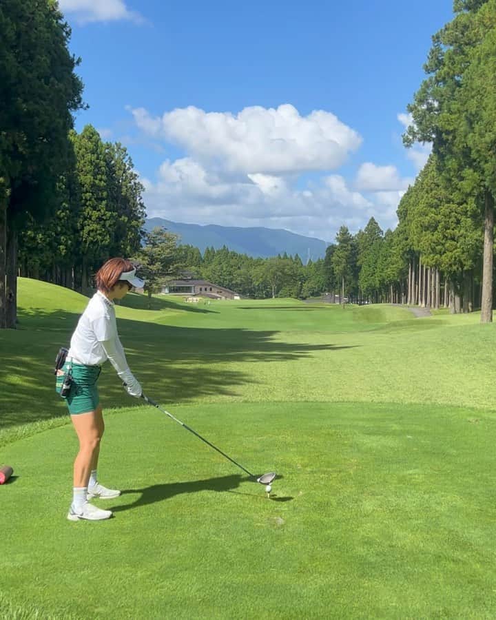 のインスタグラム：「お天気良くて最高だったな⛳️😌❤️  ドライバーの安定感がもっと欲しい。 3枚目みたいなチョロ打ってしまう😇 ティが低すぎるみたいなので、少し高さ出したらマシになりました🙂  #instagolf #golstagram #골프스타그램　#ゴルフ #golf #골프연습 #골프 #ゴルフ女子 #女子ゴルフ #スイング動画 #ゴルフスイング」