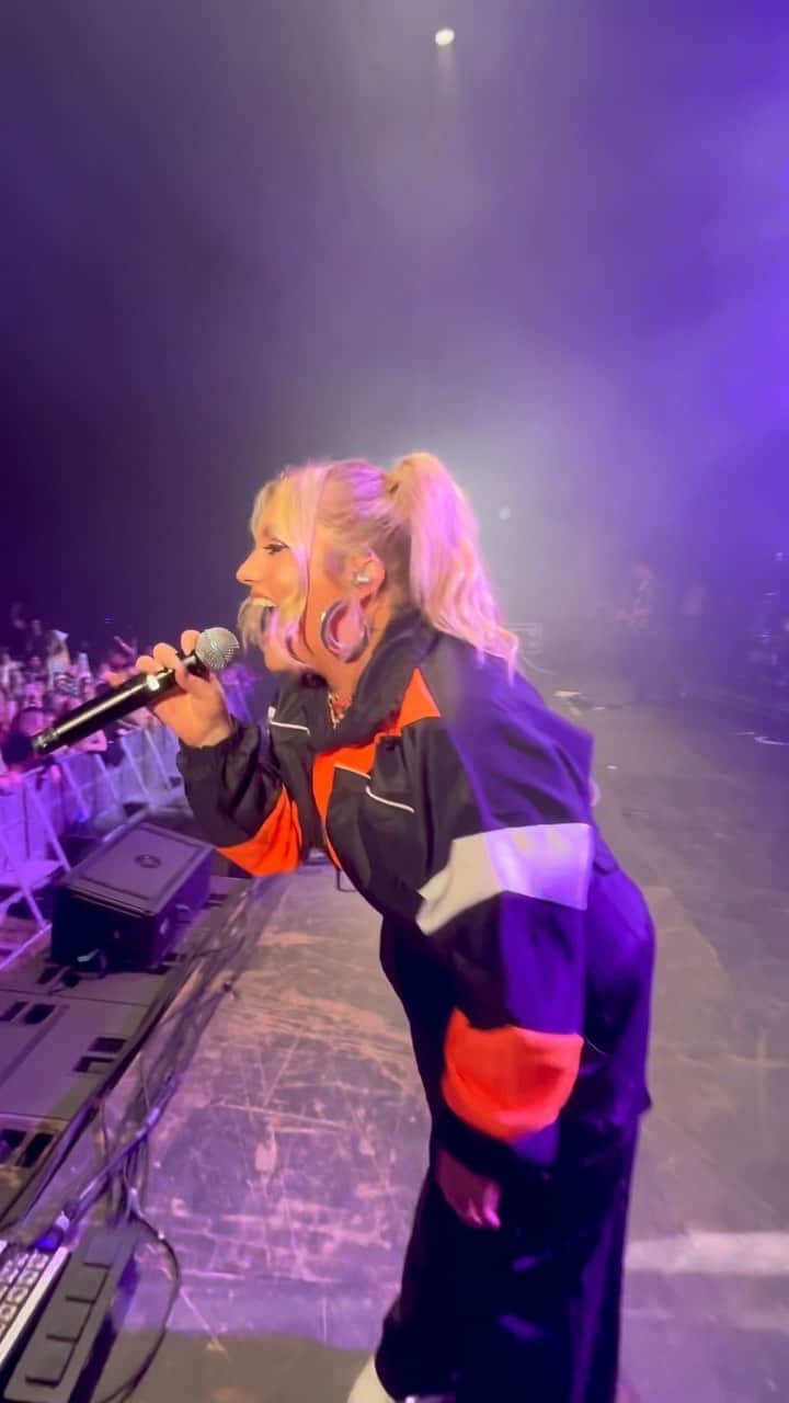 のインスタグラム：「This was HANDS DOWN one of my favourite #0800HEAVEN performances… Jedburgh, you guys were INCREDIBLE 💖 #EDGEFEST @edgefestlive @nathandawe @joelcorry . E x x #festival」