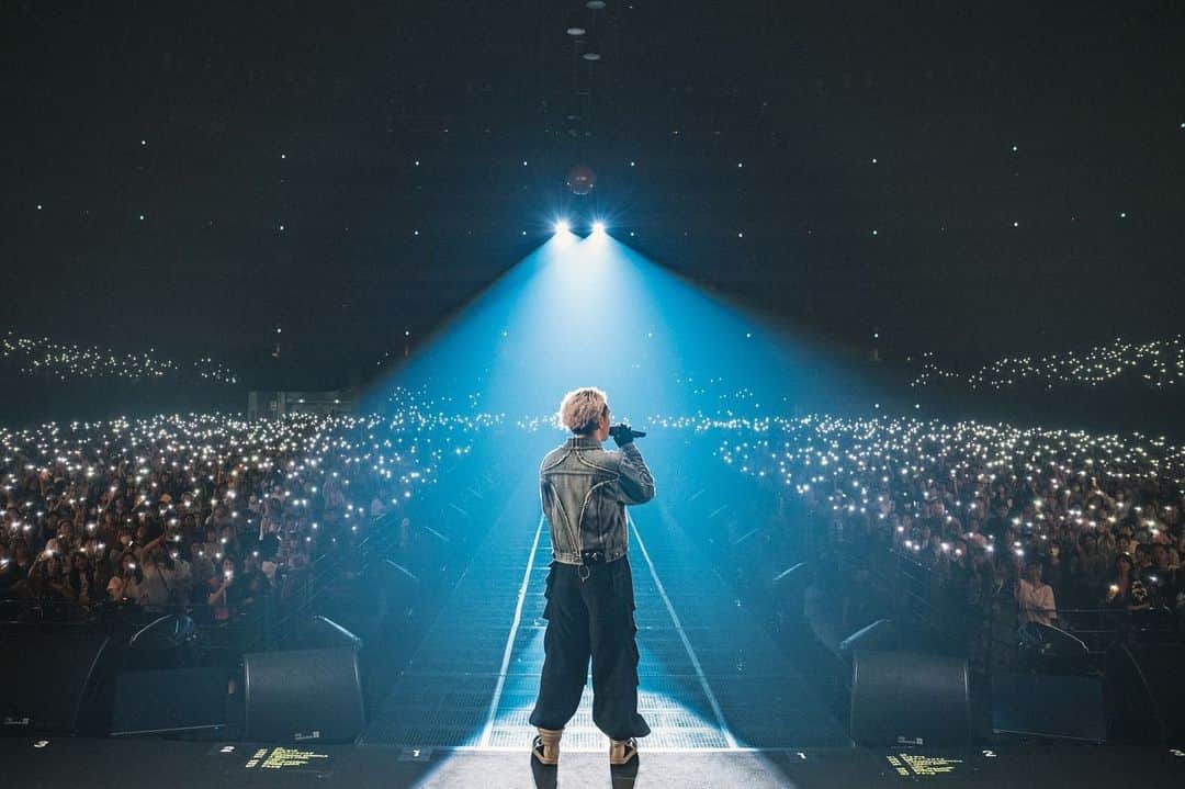 Novel Coreのインスタグラム：「⁡ Rolling Stone Japan LIVE 2023 at さいたまスーパーアリーナ ⁡ -Set List- 1: BYE BYE 2: 独創ファンタジスタ 3: WAGAMAMA MONDAIJI 4: A GREAT FOOL MC 5: DOG -freestyle- 6: SOBER ROCK 7: ジェンガ ⁡ マジで最高の景色でした。 本当にありがとう！ ⁡ 音楽的にもマインド的にも、ありとあらゆる境界線をぼかしにぼかし続けて、純粋に心から踊れるものを、感情を爆発させられるものを作りたいという一心で活動し続けてきて、当然「ラッパーならラップしろよ」とか「RockなのかHip-Hopなのかはっきりしろよ」みたいな横槍も飛んでくる中、俺のやり方に共鳴してくれたハウスバンド・THE WILL RABBITSの皆を連れて、メジャーデビュー当初からめちゃくちゃ応援してくださっているRolling Stone Japanさん主催のフェスに出演させて頂けたこと。 ⁡ もうね、感無量です。上手く言葉に出来ない。 ⁡ BMSGからMAZZEL、更に俺らのボスであり、俺の大切な先輩でもある日高さんも一緒に出演するということで、3組がそれぞれの持ち味を最大限に出して、BMSGって何？っていう問いかけへのアンサーになるライブをするとしたら、俺はこうやるぞっていうセットリストと演出を持っていきました。 ⁡ 会場に駆け付けてくれたOUTER、FLYERSやMUZEのあなたにも、初めましてだったあなたにも、会場に来ることが出来なかったよってあなたにも、マジで生きるパワーを貰ったよ。ありがとう。 ⁡ 俺らもまだまだミュージシャンとしても人間としても1年生なんで、物怖じせずに武者修行を積んで、必ずもっとデカくなっていくので、どうか見守ってくれたら嬉しいです…！ ⁡ また必ず会おう！ ⁡ まずは今月下旬から来月頭にかけてのBMSG FES'23と、10月からスタートする対バンツアーで！ ⁡ Photo: @satoshihata87  ⁡ @rollingstonejapan #RSJLIVE2023」
