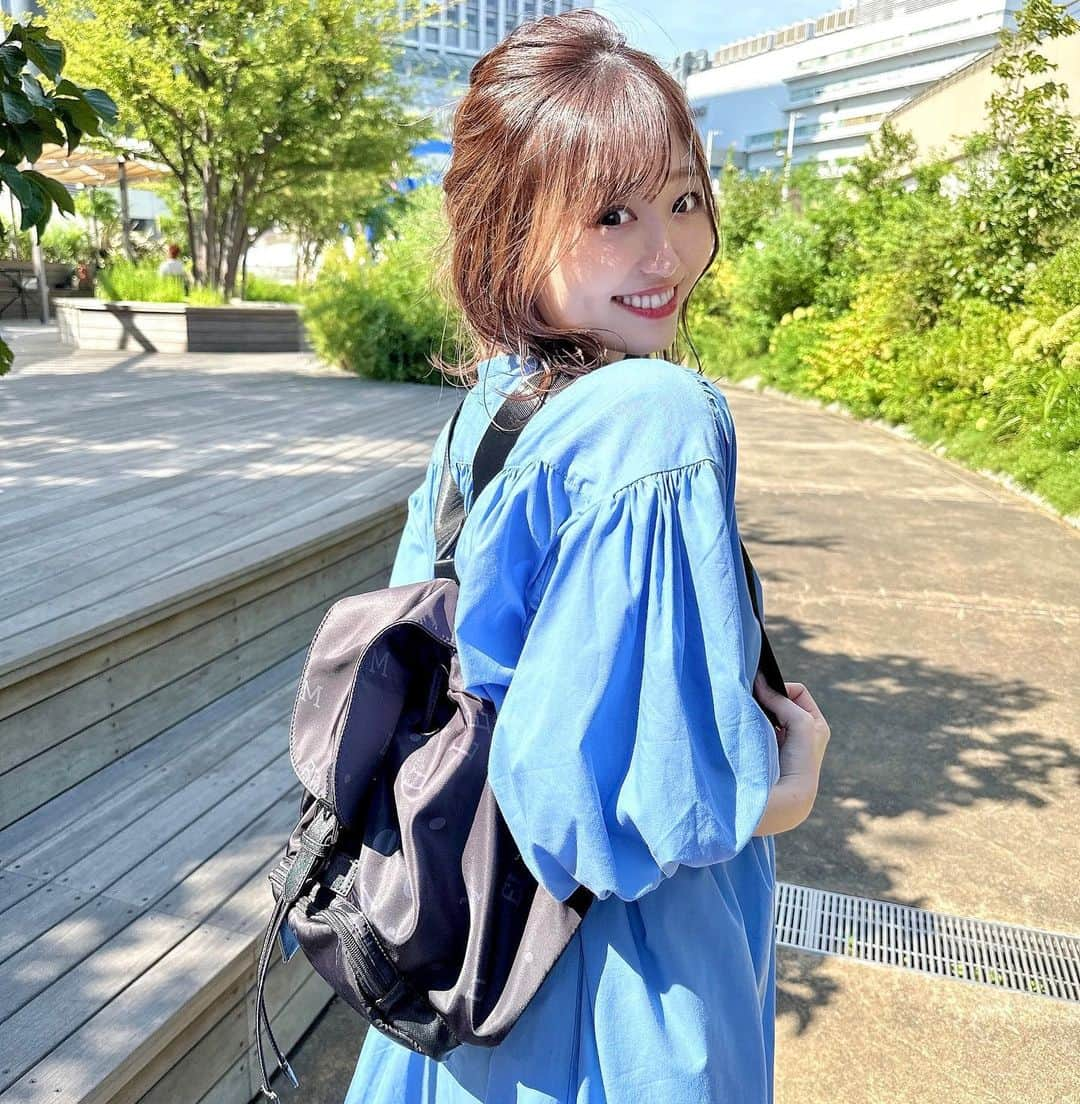 浜田くるみのインスタグラム：「めちゃくちゃ重宝してるジュメロバック💗💗 . お腹大きくなってきたからリュック背負うとバランス取れて歩きやすい😂 . コンパクトやのにめっちゃ中身入るから今後も絶対重宝する👍🌈 . 水色ワンピもジュメロのお洋服やからこの日は全身ジュメロコーデ🥹✨ . 妊婦さんでも可愛く楽に着こなせるから本当にお気に入り💗 . マタニティのお洋服って可愛さより着やすさ重視やけど ジュメロのお洋服は可愛いマタニティコーデできるからありがたい🥹🥹💗 . . #ジュメロ#jumelle#ジュメロコーデ #ジュメロ購入品」