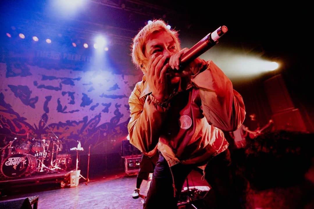 N∀OKIのインスタグラム：「久々した  川崎CLUB CITTA'   初出場  大冠祭2023  京都パパパイセン冠徹弥 熟練されたライブパワー エゲツナイ漢だよ アンタはホンマ  愛のこもった祭 めさ楽しかったな  またいつか必ず  ありがとうございました  #大冠祭2023  写真  一カ月の半分以上は実家から持ち帰った代々伝わる開かずの金庫を鍵師みたいに向き合って未だピクリともしない人生の貴重な時間を溶かし続ける焼石に気球みたいな人生 @kawado_photo」