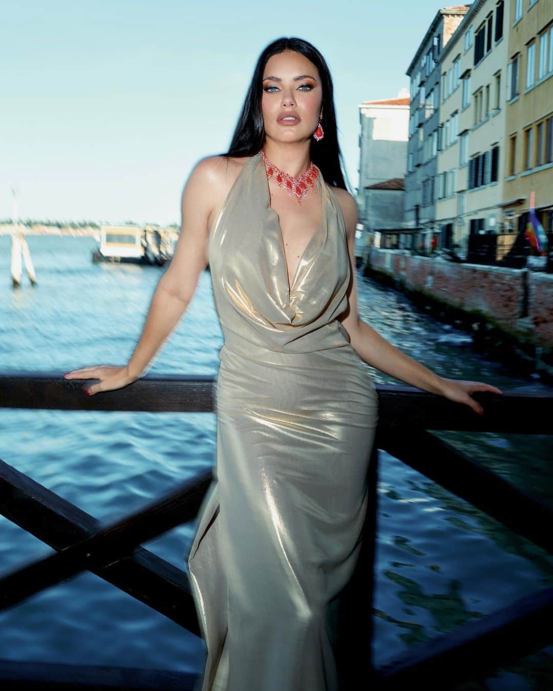 PINKOさんのインスタグラム写真 - (PINKOInstagram)「Wow! @adrianalima shines in pure golden light in her custom-made #PINKO dress at #Venezia80. #PINKOStars」9月3日 21時55分 - pinkoofficial