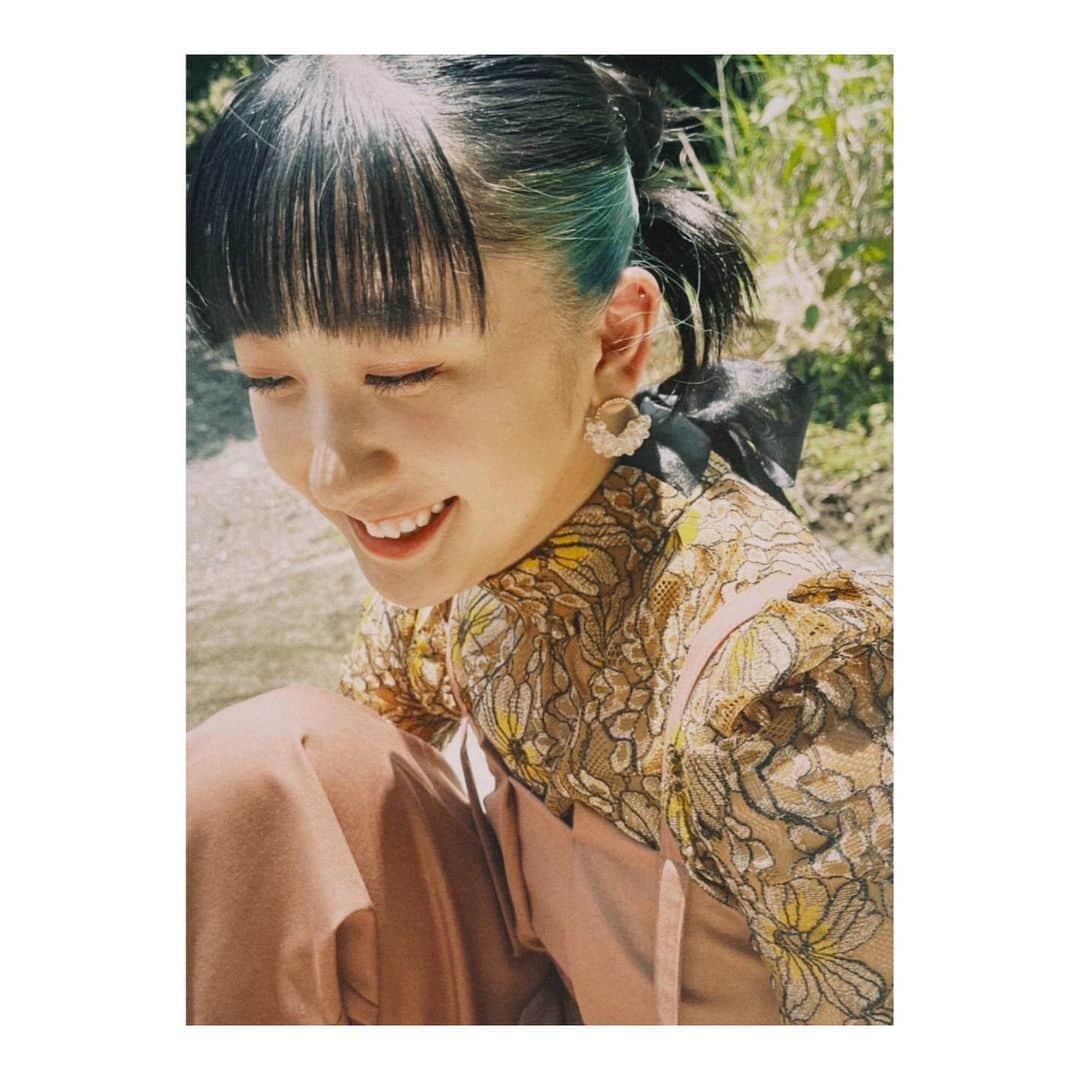 秋山眞緒のインスタグラム：「． 「でも・・・いいよ」 mv公開されました🌴 ⁡ 良かったらたくさん見てください♡ #tsubaki_factory #秋山眞緒」