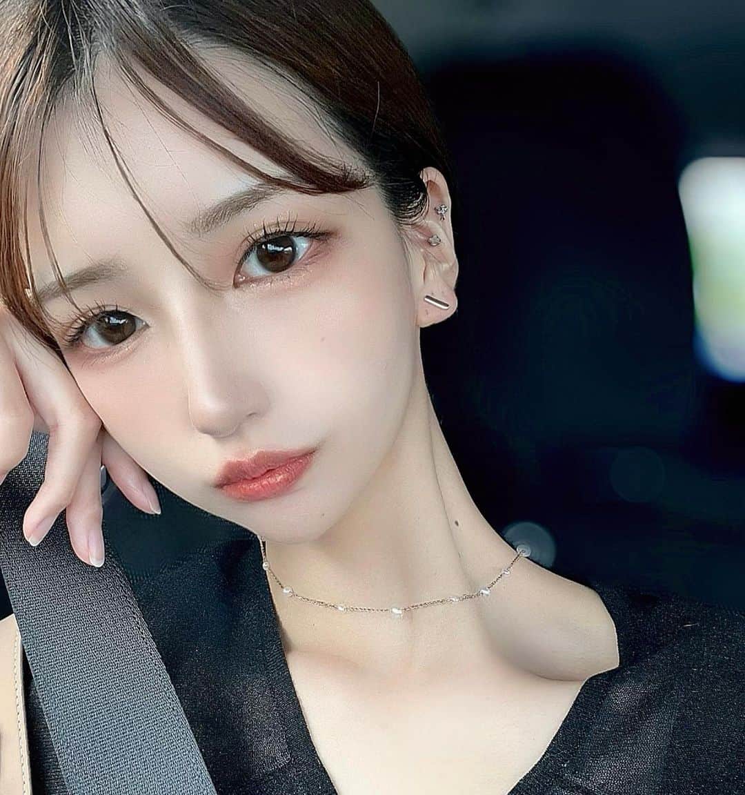 帆乃花のインスタグラム：「2ヶ月ちょいぶりの更新となってしまいました。 やっぱ前髪このくらいの方がいいよね〜お寿司おいしかった〜💇🏻‍♀️🍣」