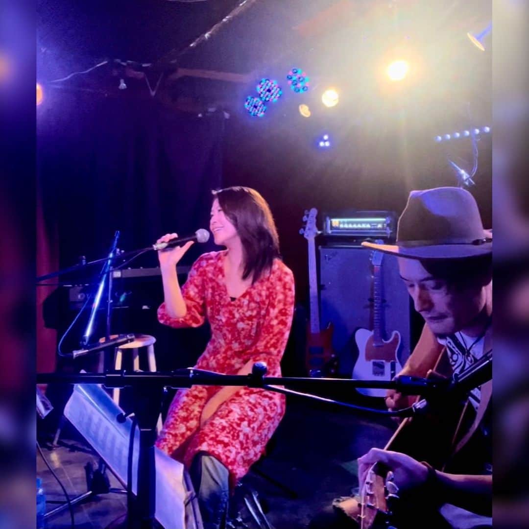 水上真理のインスタグラム：「昨日はライブでした🥰 . とてもとても 幸せな時間でした✨ . 来てくださった皆さま 本当にありがとうございます😊 . エレキ人 油バクローザの皆さま 最高のステージを ありがとうございました♡ . 会場の THE SHOJIMARUさま ありがとうございます✨ . なおちゃん ばーどちゃん あゆみちゃん あゆみちゃんの旦那さま 来てくれて 本当に嬉しかった🥹✨ ありがとう♡ . 健悟さんのギターも 最高でした✨ ありがとう😊 . そして ライブに誘ってくれた ルイさん✨ ありがとうございました😆 . 音楽っていいですね🎵 . 打ち上げも最高だったなぁ♡ . 今日は一日 余韻に浸って過ごしました🥰 . #smile  #happiness  #love  #live  #音楽好きな人と繋がりたい  #弾き語り」
