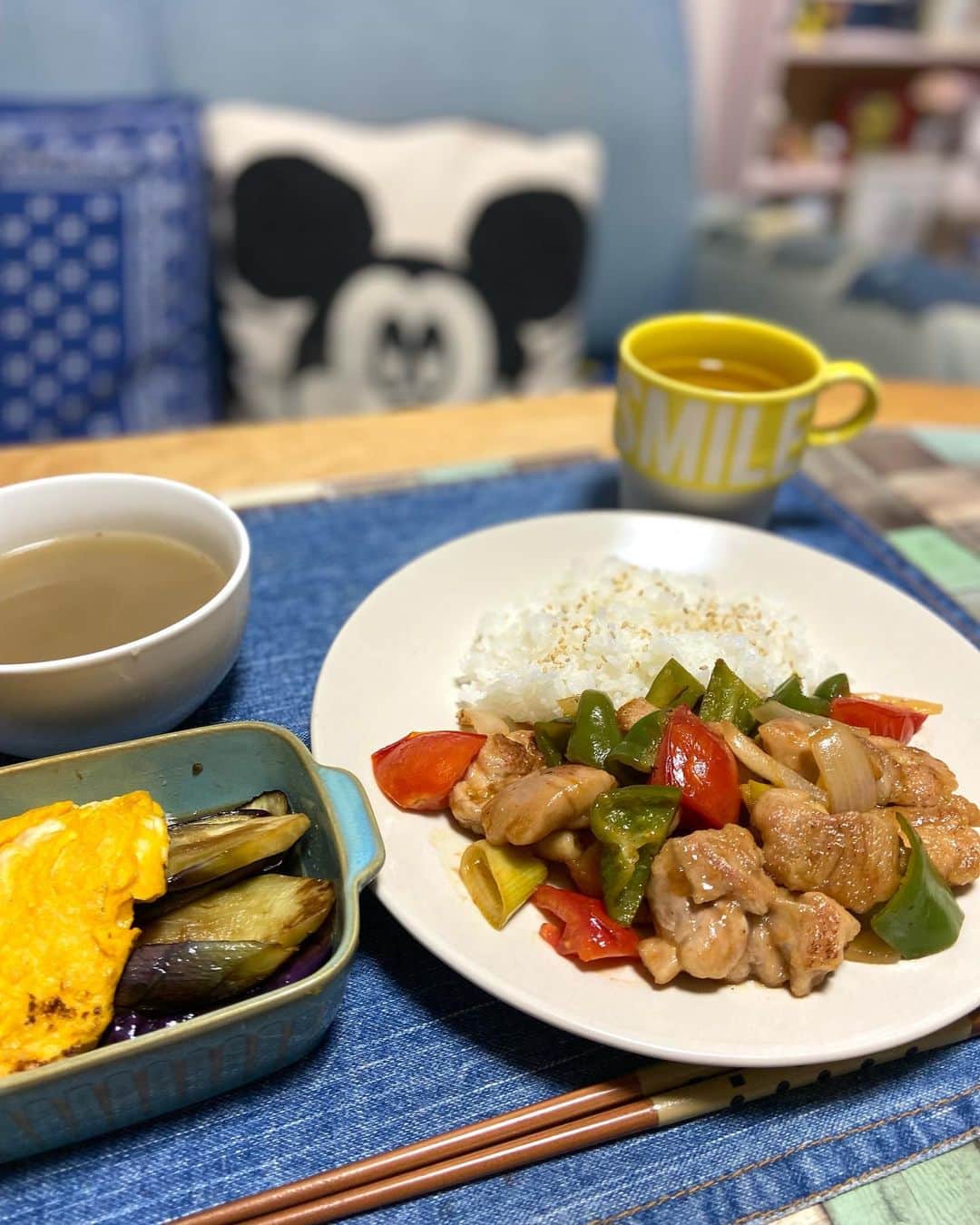 lalapinkさんのインスタグラム写真 - (lalapinkInstagram)「夜ごはん🍚  ⭐︎ごろっとトマトの酢鶏 ⭐︎香ばしごぼうの中華スープ ⭐︎照り焼きなすの半熟たまごのせ  姿勢が悪いとお腹出るんだって。そのせいなのか、よく食べるからなのか？どっちもだな😆  @oisix   #よるごはん #夜ごはん #夕飯 #夕飯 #酢鶏 #スープ #照り焼き #くびれ目指す #おうちごはん #おうちご飯 #ちゃんとoisix #oisix #オイシックス」9月3日 22時00分 - lalapink