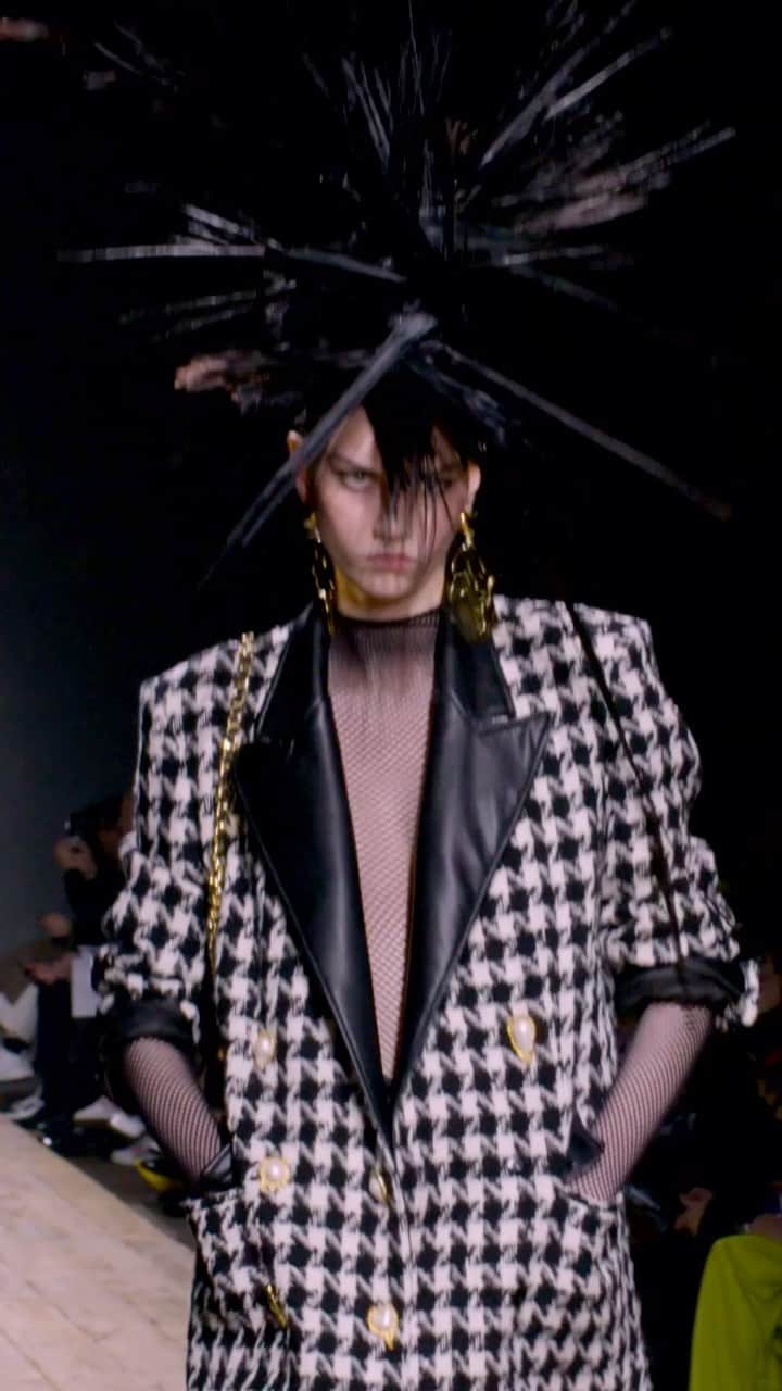 Moschinoのインスタグラム：「Here to cause trouble. The latest pieces direct from the runway have arrived, including feminine silhouettes with edge cut in classic houndstooth, punkish tulle, and rebellious leather.   Tap the link in our bio to see every look.   #Moschino #MoschinoRunway #MoschinoFW23」