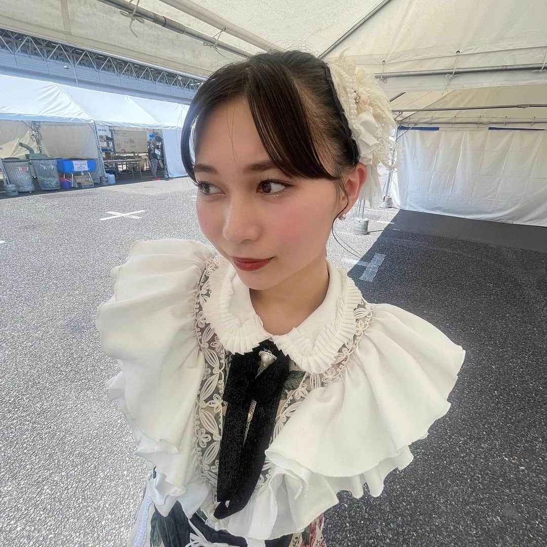 庄司芽生さんのインスタグラム写真 - (庄司芽生Instagram)「ライブメイク👸🏻💖  以前ストーリーで質問を募集したときに"普段のメイクとライブメイクは違いますか？"と質問を頂いていたのでまとめてみました✔︎  ライブは汗をかくので汗に強いもの、出来るだけ崩れにくいものを意識しています！ 最近は目元もリップもピンク系な気分🌷  ◼︎下地 @narscosmeticsjapan  スムース&プロテクトプライマー これを仕込むことによってメイク崩れの度合いががグンと下がる気がします！  ◼︎ファンデーション @decorte_official  ゼン ウェア フライド 夏用に汗に強いものを探していた時に出会ったものです！実際に今年の夏もたくさんお世話になりましたが、ライブ後、ほぼお直しをしなくても良いくらい汗に強い気がします！(個人的に！) @andbe_official のスポンジを水で濡らしてポンポンムラなく広げています！このスポンジの使い心地がこれまた良い！これまで色々なスポンジを試してきましたが仕上がりも使い心地もダントツで、買って良かったもののひとつです！  ◼︎パウダー @narscosmeticsjapan  ライトリフレクティングセッティングパウダー プレストN 最近は付属のパフでポンポンおさえています！  ◼︎アイシャドウ @romand_jp  ベター ザン パレット 03 ローズバッドガーデン 細かいラメは上瞼全体に。マットのピンク系を混ぜて二重幅に(最近は出来るだけ薄目を意識してます)。大粒のラメ(グリッター)は下瞼にちょこんと。1番濃い色は眉毛に使ったりします！  ◼︎グリッター @cipicipi_official  グリッターイルミネーションライナー 01 ピンクベージュ 指に取って上瞼の中心にポンポンと！光を集めるイメージで！  ◼︎リップ @hince_official  ムードインハンサーウォーターリキッドグロウ W010 リマーカブル 超お気に入りで2本目。潤いつつ、色持ちも良きです！  @ricafrosh.official  ジューシーリブティント 06 ルーブラウン こちらも色持ち、潤い共に最強で大好き！色違いで2本目。  @addictionbeauty_official  ザ マット リップ リキッド 013 乾燥するけど色持ち最強なので絶対に色落ちしたくないときにマスト！  リップはピンクブラウン系でライブはとにかく色持ちマストです！ この3本をその日のコンディションによって使い分けています！  Qoo10のメガ割でゲット出来るものも多いと思うので是非参考までに☺︎」9月3日 22時00分 - mei_tokyogirlsstyle