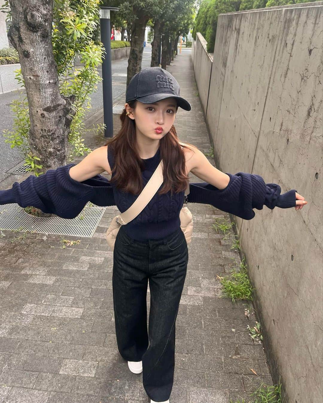 田久保夏鈴のインスタグラム：「PINUEの新作コーデで出掛けた🐾 ニットタンク&カーデ、ピンクは完売しちゃったけどネイビーとベージュもめっちゃ可愛いのよ♡ パンツも形が綺麗すぎて届いてもう3回履いてる！！ （スニーカーなのに激盛れ）  ちなみに、ありがたいことにどれも在庫わずかです🥺🙏  キャップはえみ姉から誕生日プレゼントにいただいたもの🖤🖤」
