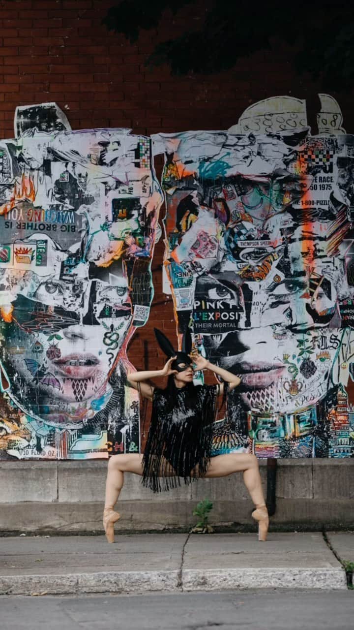 石井杏奈のインスタグラム：「Captured by @melika.dez 📸✨ Mural @stikki_peaches 🧑‍🎨🔥 . . #fun#photoshoot#pointshoes#ballet#mural#beautiful#paint#black」