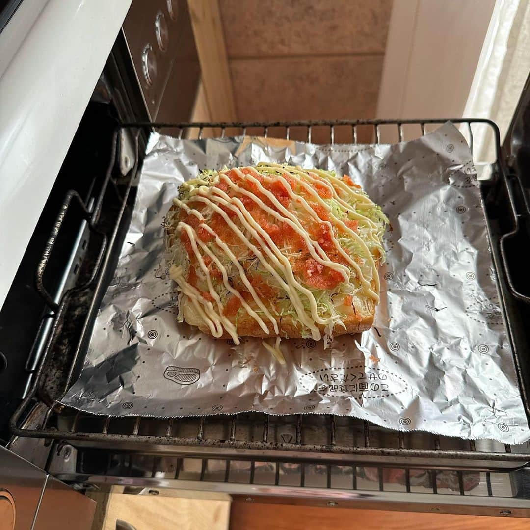 Tesshiさんのインスタグラム写真 - (TesshiInstagram)「山盛りキャベツ乗せチーズトーストwith明太マヨ Shredded cabbage on cheese toast with Mentaiko and mayonnaise #yummy #homemade #healthy #toast #cabbage #mountain #cheese #mentaiko #おいしい #トースト #キャベツ #山盛り #チーズ #明太子 #マカロニメイト #フーディーテーブル #手作り  下から→パン、チーズ、山盛りキャベツ→焼く→明太子、マヨネーズ→焼く Bread, cheese, shredded cabbage… Mentaiko, mayonnaise…」9月3日 22時02分 - tmytsm