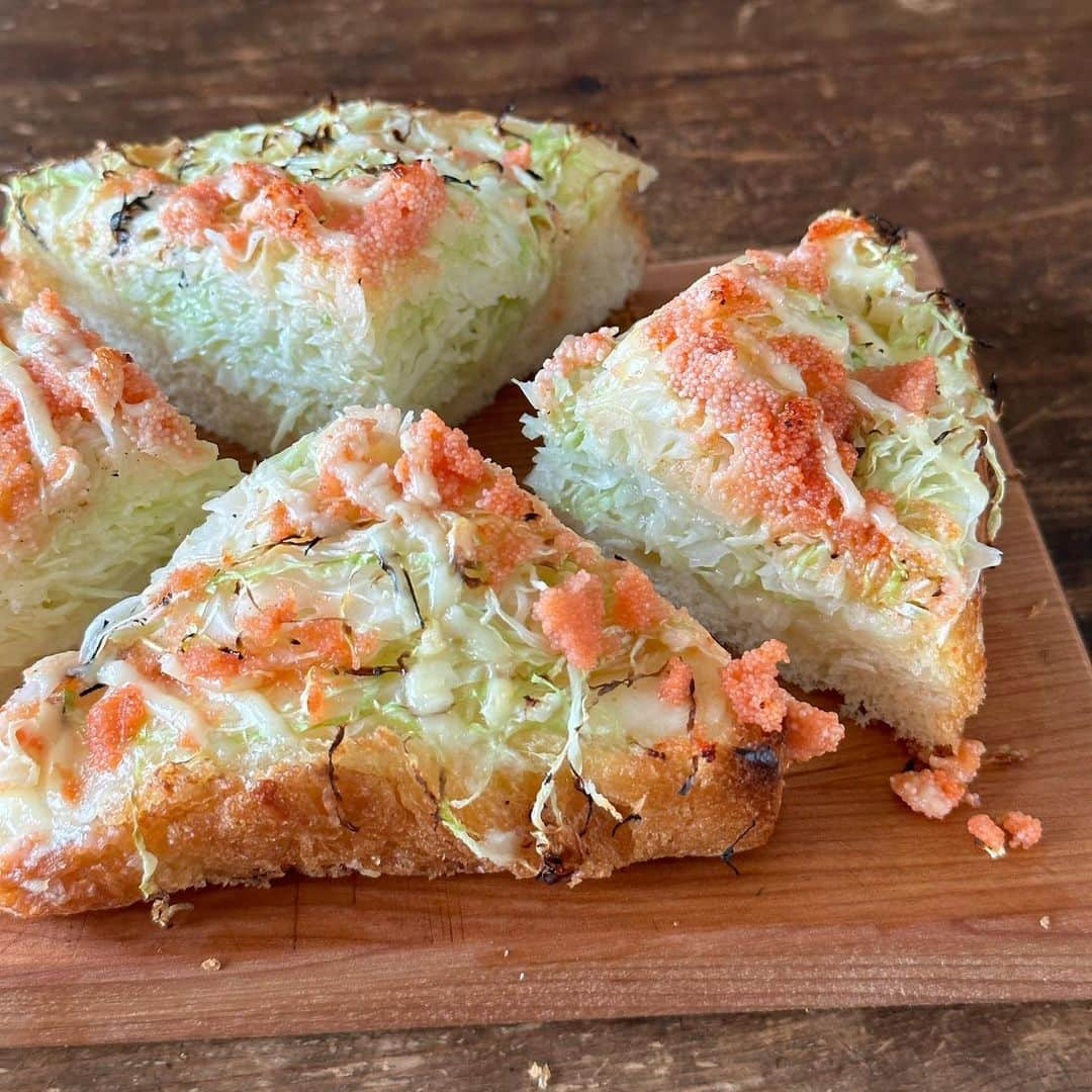 Tesshiのインスタグラム：「山盛りキャベツ乗せチーズトーストwith明太マヨ Shredded cabbage on cheese toast with Mentaiko and mayonnaise #yummy #homemade #healthy #toast #cabbage #mountain #cheese #mentaiko #おいしい #トースト #キャベツ #山盛り #チーズ #明太子 #マカロニメイト #フーディーテーブル #手作り  下から→パン、チーズ、山盛りキャベツ→焼く→明太子、マヨネーズ→焼く Bread, cheese, shredded cabbage… Mentaiko, mayonnaise…」