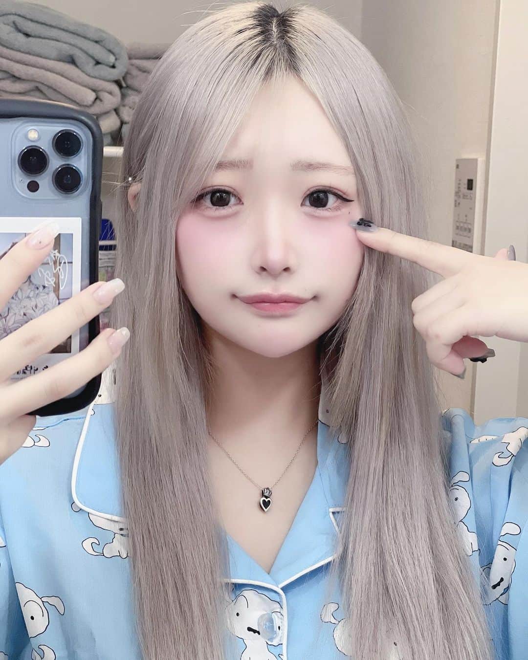 もいちゃんのインスタグラム：「. . ぱじゃま .  #ハイトーン  #ハイトーンカラー  #ショートヘア  #ショートボブ  #韓国ヘア  #韓国ファッション #韓国メイク  #純欲メイク  #自撮り  #ピアス #舌ピ  #軟骨ピアス #ヘリックス #アンテナヘリックス #インナーコンク #トラガス #拡張ピアス」