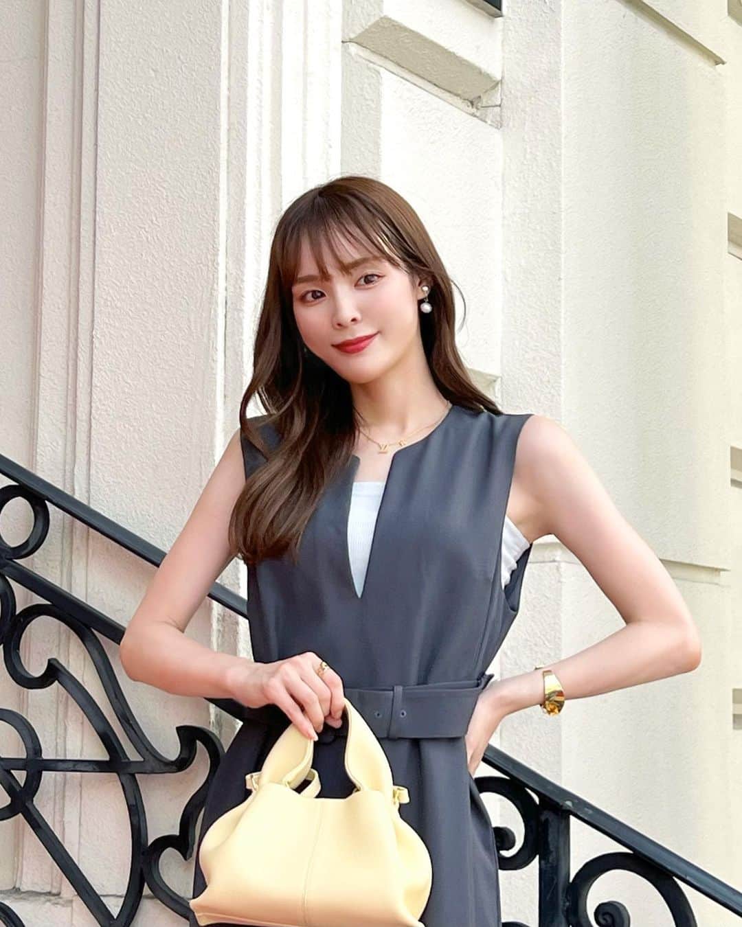 磯田 ひかる(Hikaru Isoda) のインスタグラム：「こんばんは🎀 週末楽しめましたか？☺️  私は朝イチでジム行ってもうヘトヘトなのでもう寝る準備してます🛌  この日のコーデはジャンスカ＆キャミワンピ♡ 秋まで着回しできるのが良いよね〜💐🥹  【着用アイテム】 ①Dress @nostalgia_jp  【ZOZO限定】バッグデザインキャミワンピース ¥7,590税込  ②Dress @nostalgia_jp  【ZOZO限定】ベルテッドキーネックジャンスカ ¥6,490税込  ------------------------------ picaru：162cm / 骨格ウェーブ 1st ブライトスプリング 2nd ブライトサマー  大人可愛いスタイルアップコーデ ヘアメイクを合わせた トータルスタイリングを提案🤍  不定期にストーリーで ファッションお悩み相談募集中🥰 ------------------------------  他の投稿を見る→【@picaruuu】」