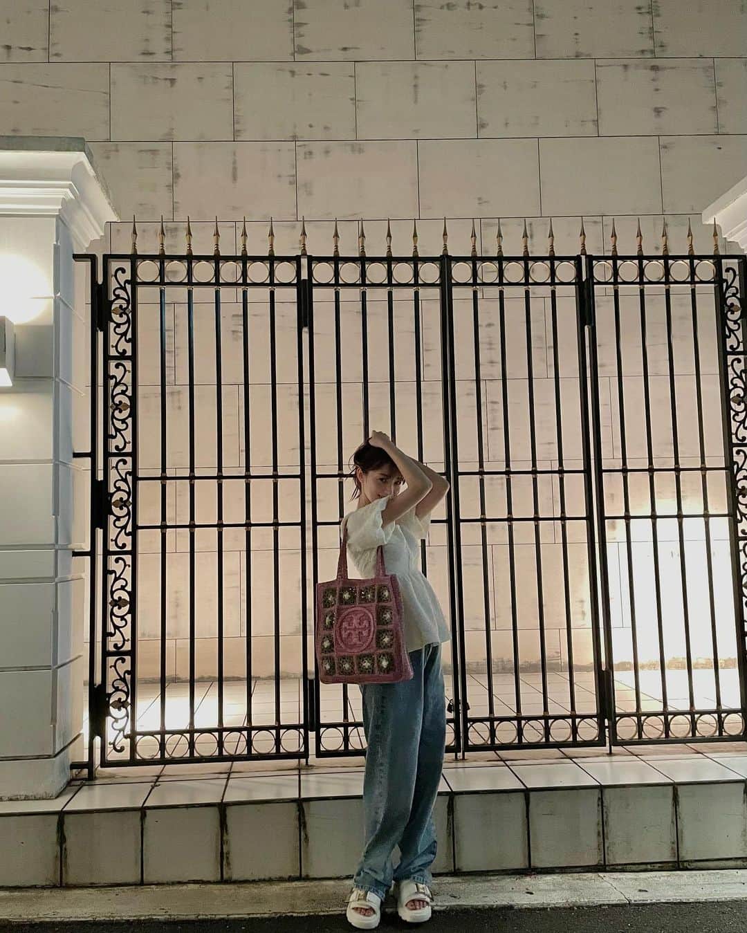 宮本茉由のインスタグラム：「夜散歩🚶🏻‍♀️♡ with @ami_komuro  #まゆふく」